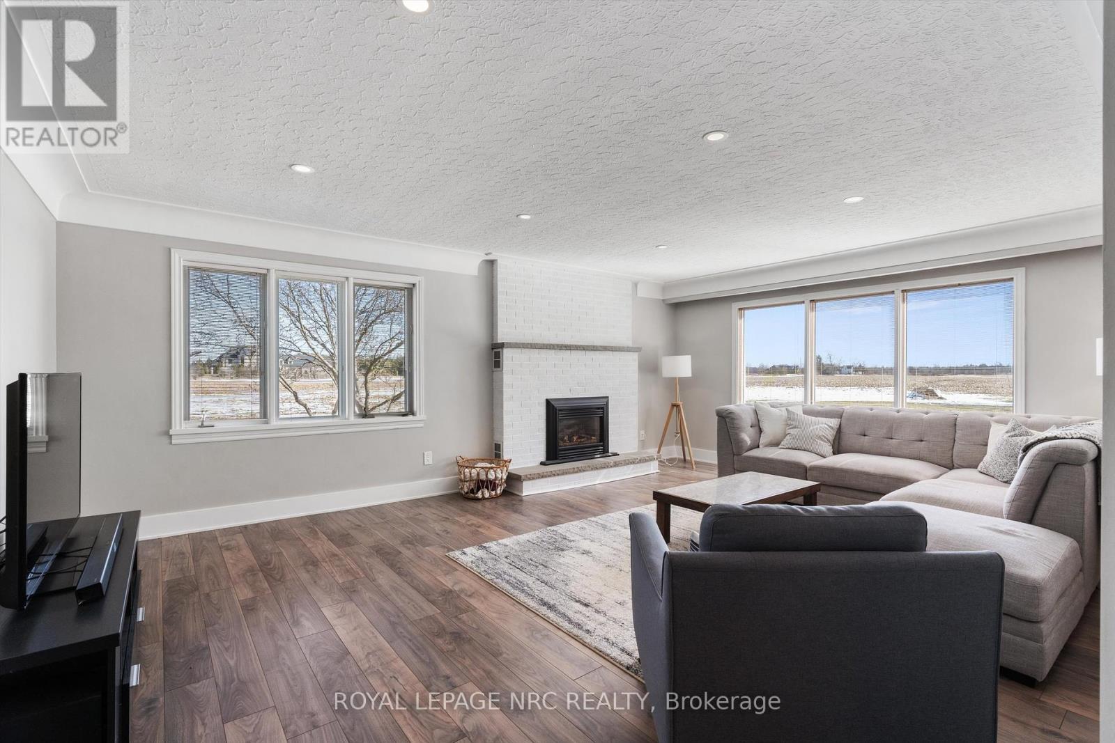 












322 FOSS ROAD

,
Pelham (Fenwick),




Ontario
L0S1C0

