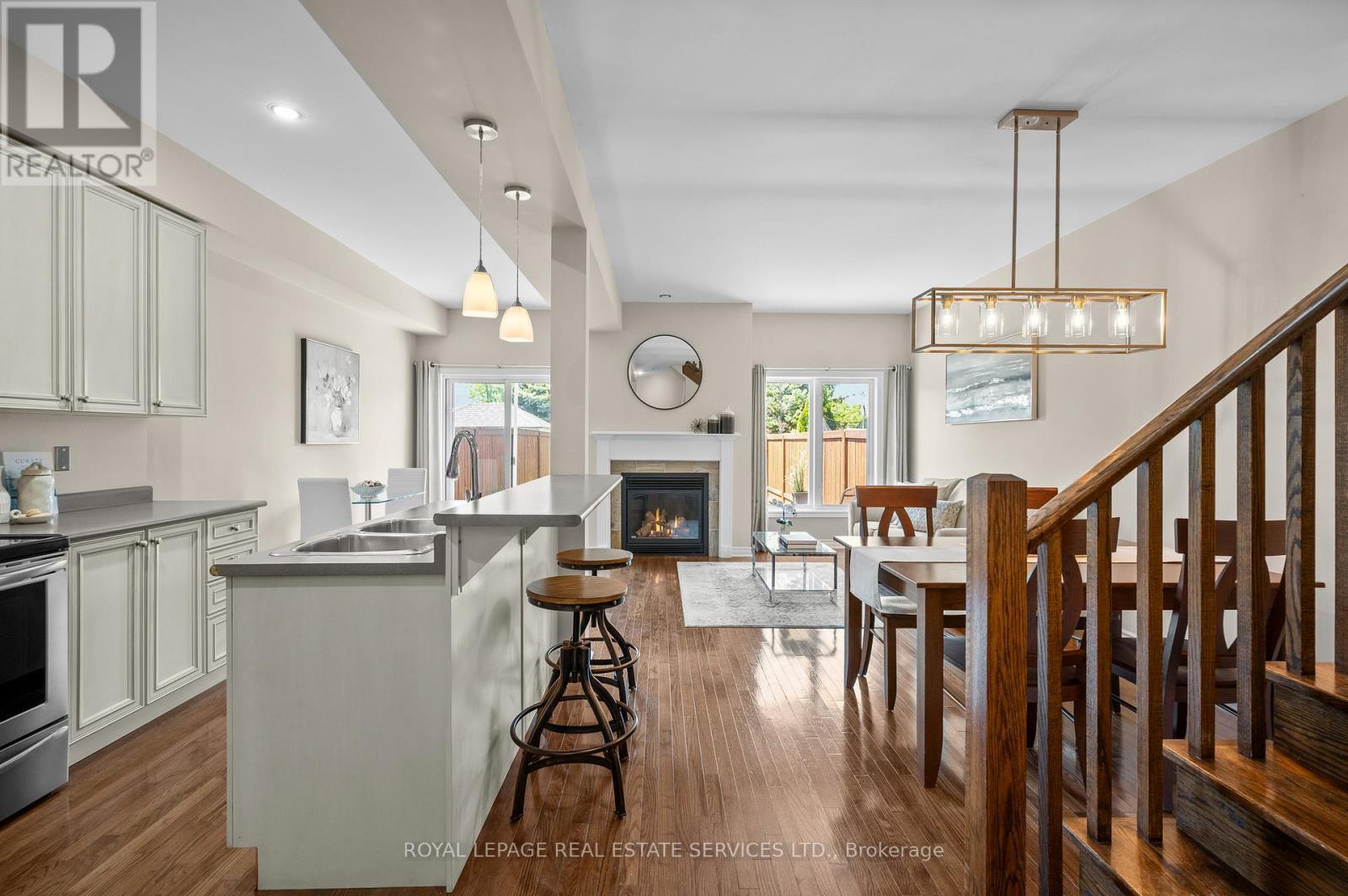 












2036 REDSTONE CRESCENT

,
Oakville,




Ontario
L6M5B2

