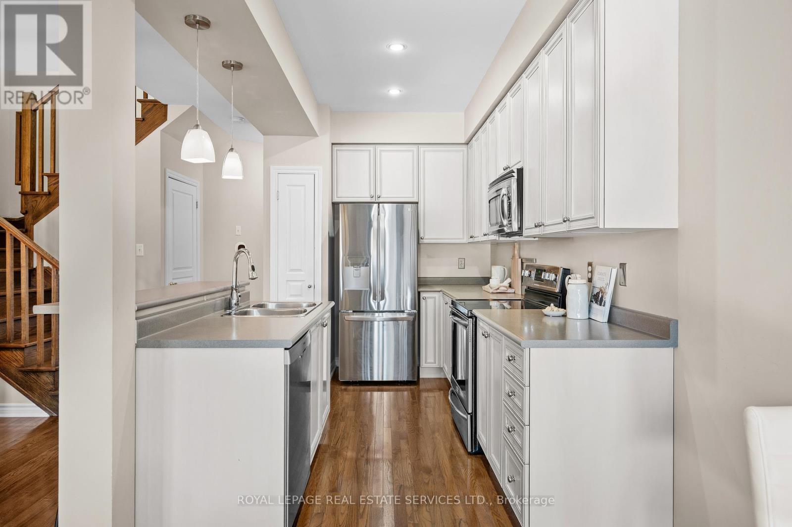 












2036 REDSTONE CRESCENT

,
Oakville,




Ontario
L6M5B2

