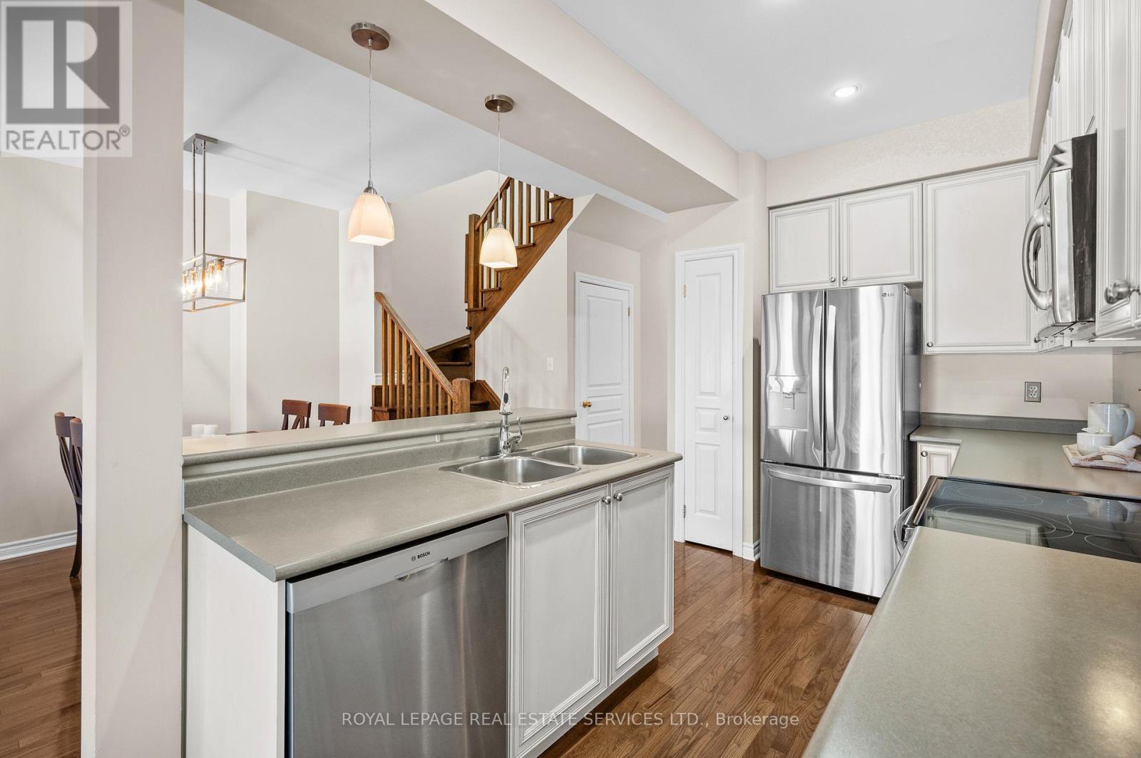 












2036 REDSTONE CRESCENT

,
Oakville,




Ontario
L6M5B2

