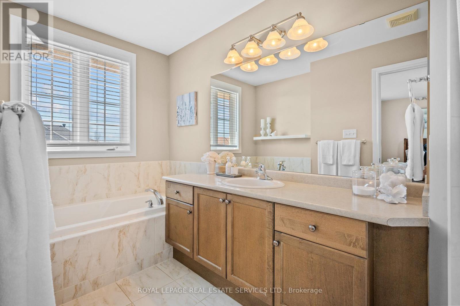 












2036 REDSTONE CRESCENT

,
Oakville,




Ontario
L6M5B2

