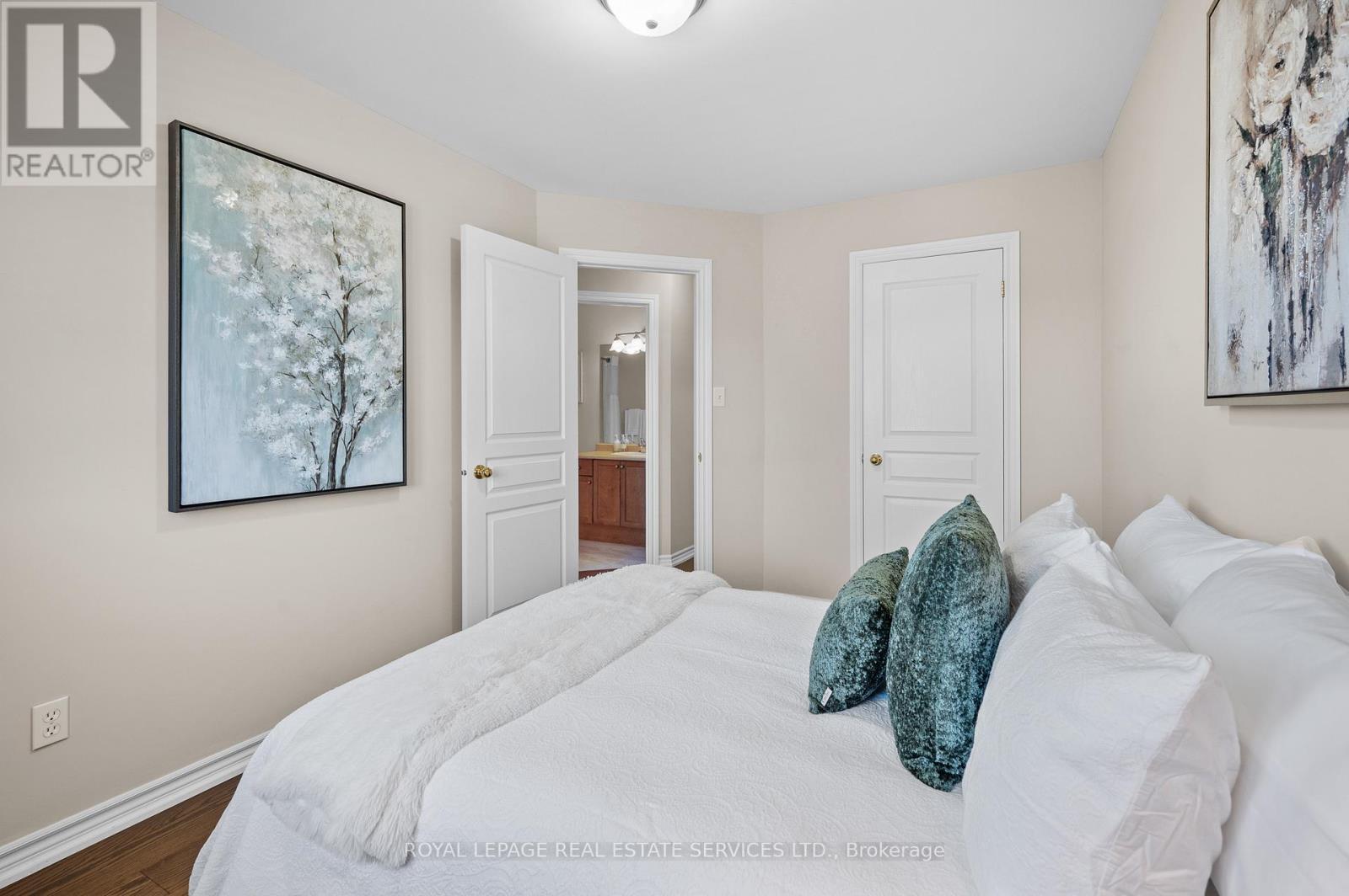 












2036 REDSTONE CRESCENT

,
Oakville,




Ontario
L6M5B2

