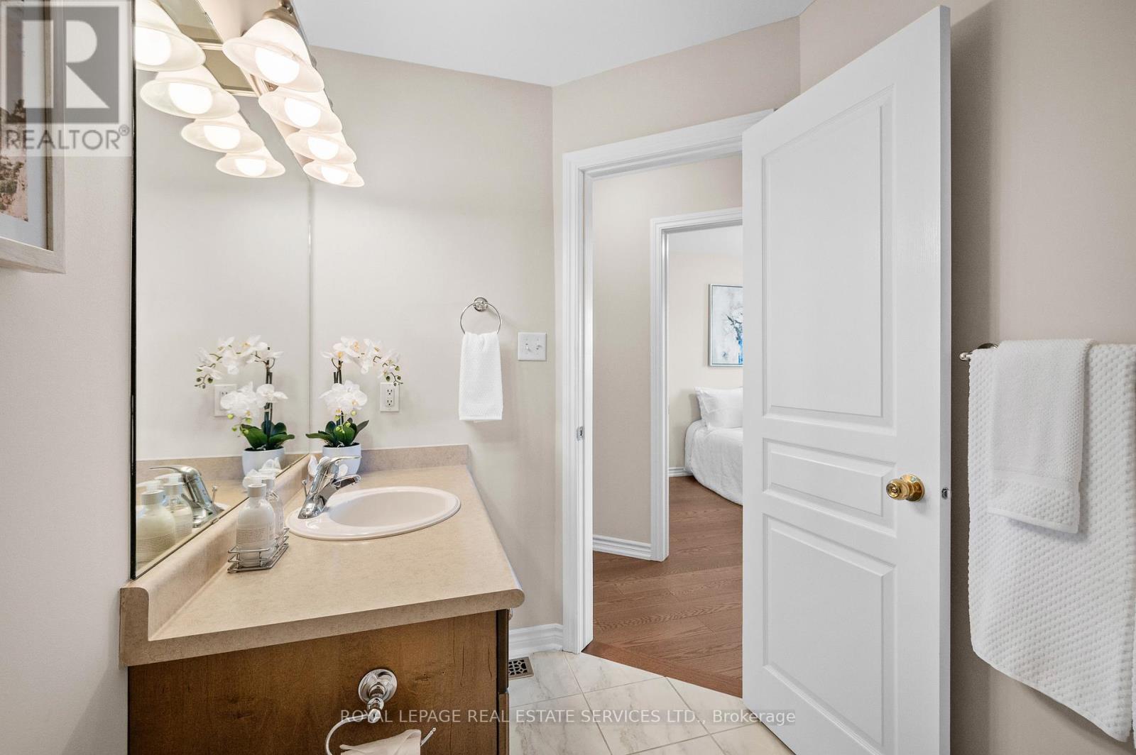 












2036 REDSTONE CRESCENT

,
Oakville,




Ontario
L6M5B2

