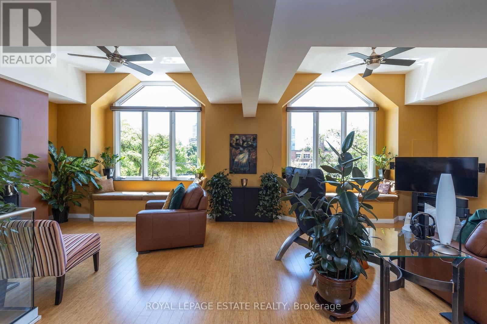 












432 QUEEN STREET E

,
Toronto,




Ontario
M5A1T4

