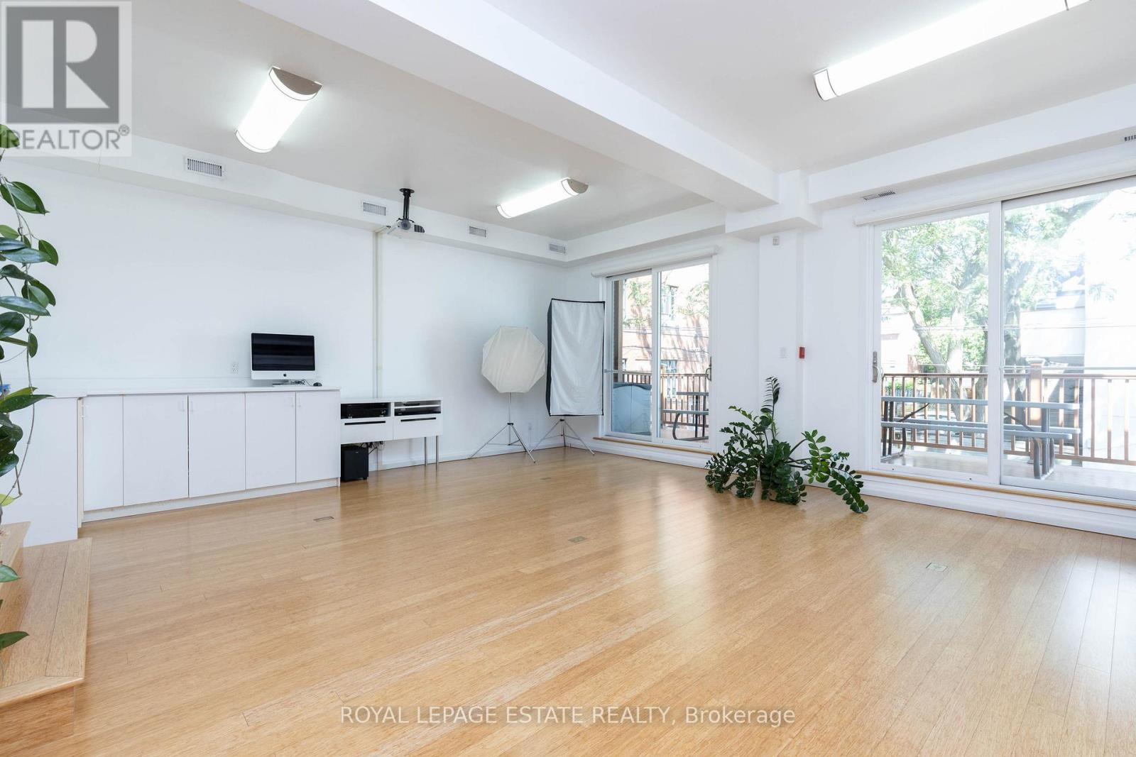 












432 QUEEN STREET E

,
Toronto,




Ontario
M5A1T4

