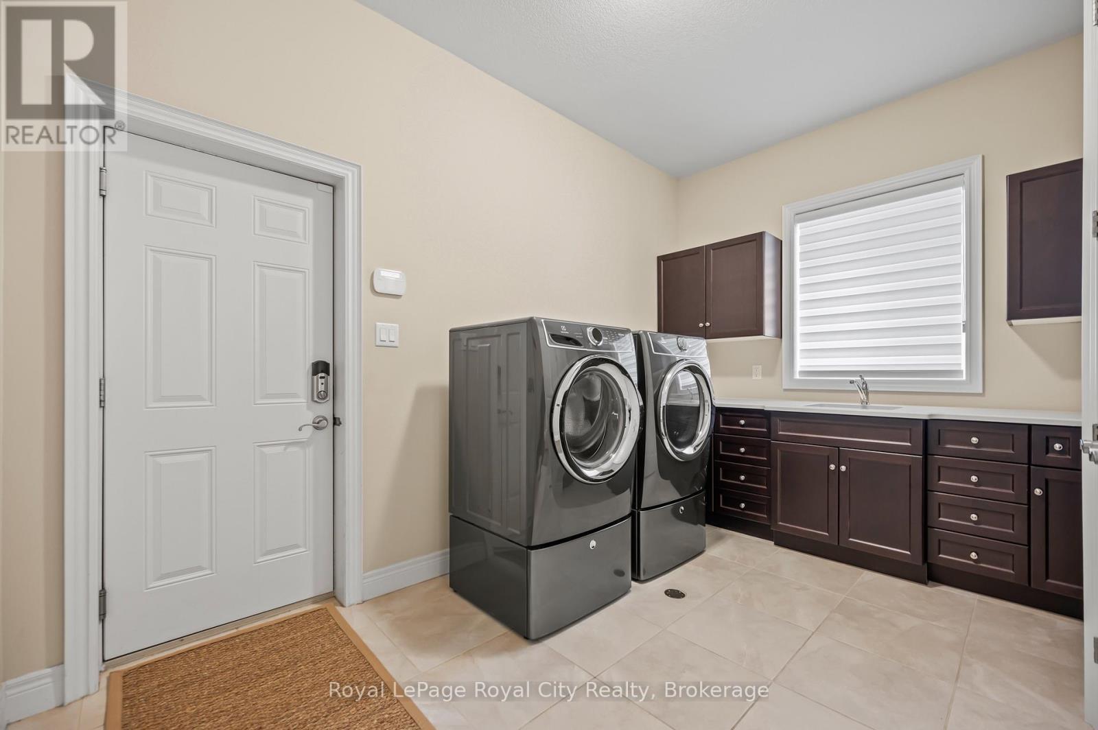 












84 MCCANN STREET

,
Guelph (Kortright East),




Ontario
N1G0B9

