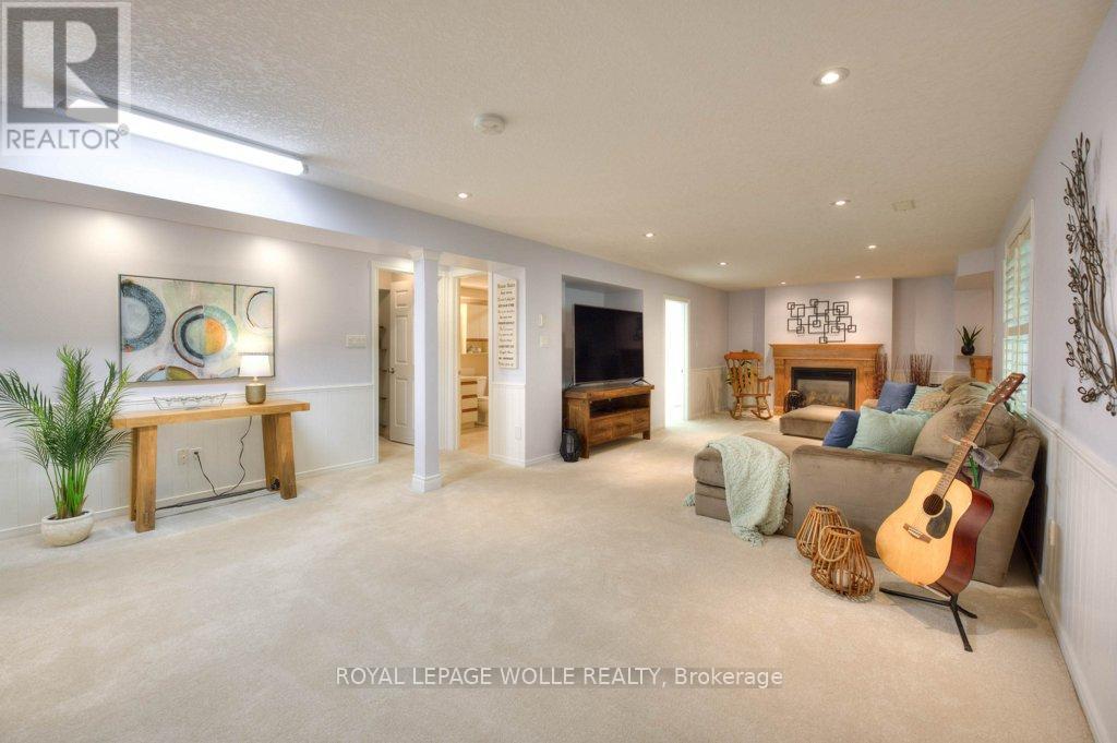 












318 ROXTON DRIVE

,
Waterloo,




Ontario
N2T1R6

