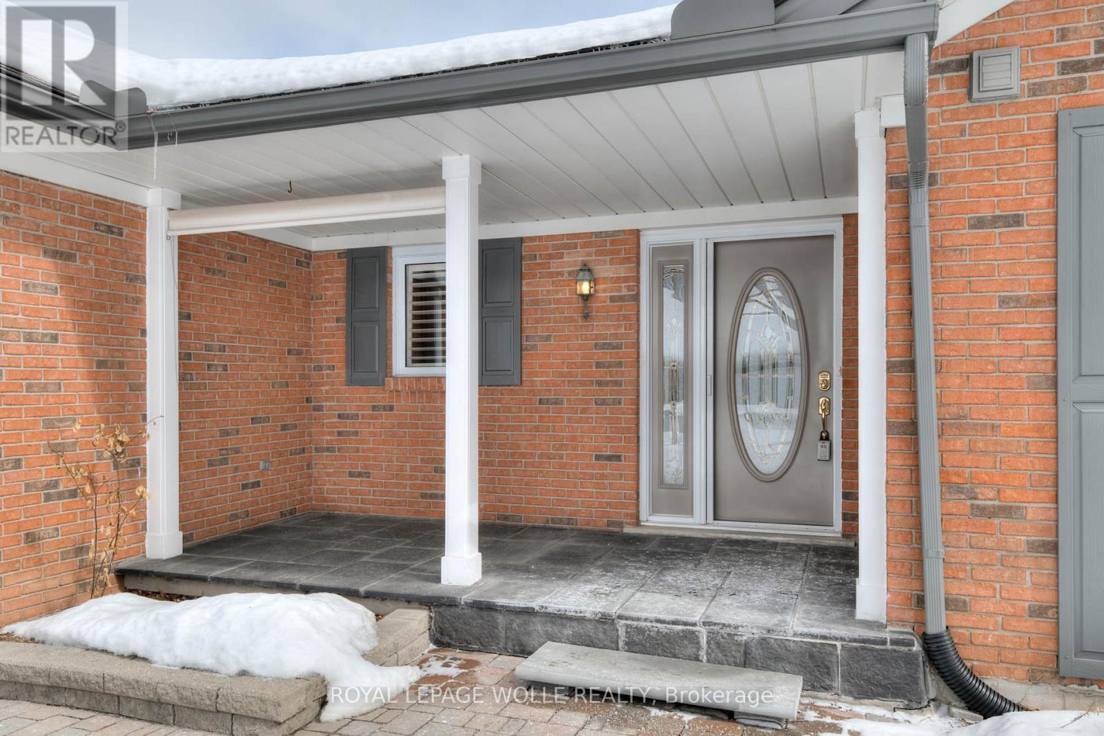 












318 ROXTON DRIVE

,
Waterloo,




Ontario
N2T1R6

