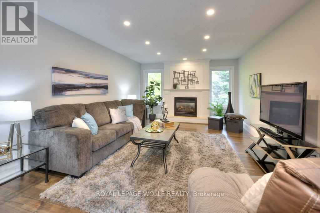 












318 ROXTON DRIVE

,
Waterloo,




Ontario
N2T1R6

