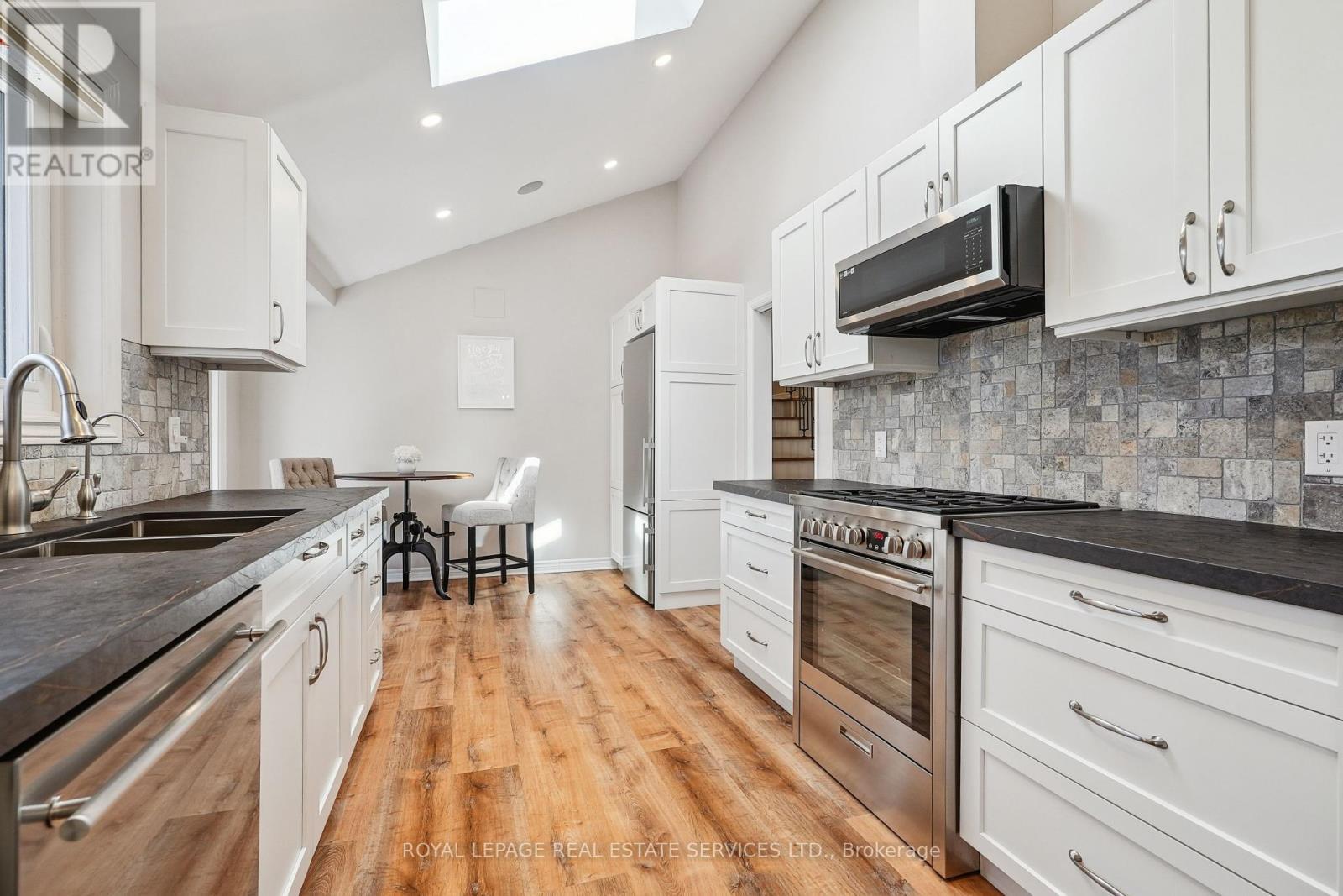 












602 ROSEDALE CRESCENT

,
Burlington,




Ontario
L7N2T1

