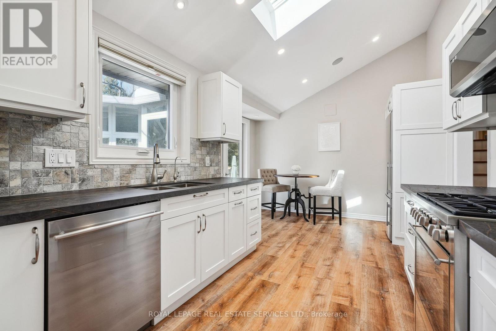 












602 ROSEDALE CRESCENT

,
Burlington,




Ontario
L7N2T1

