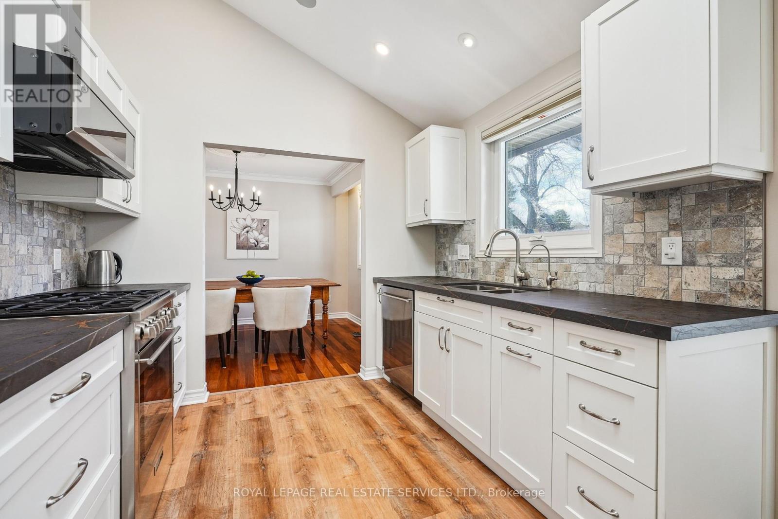 












602 ROSEDALE CRESCENT

,
Burlington,




Ontario
L7N2T1

