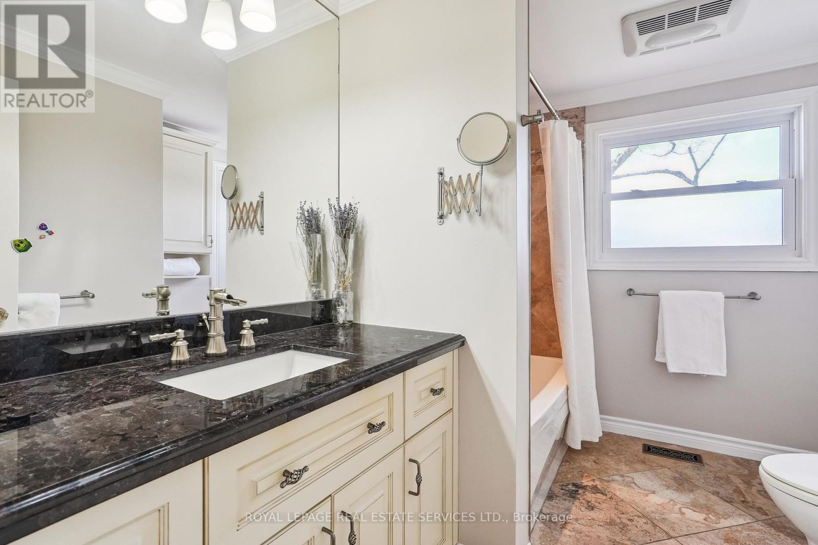 












602 ROSEDALE CRESCENT

,
Burlington,




Ontario
L7N2T1


