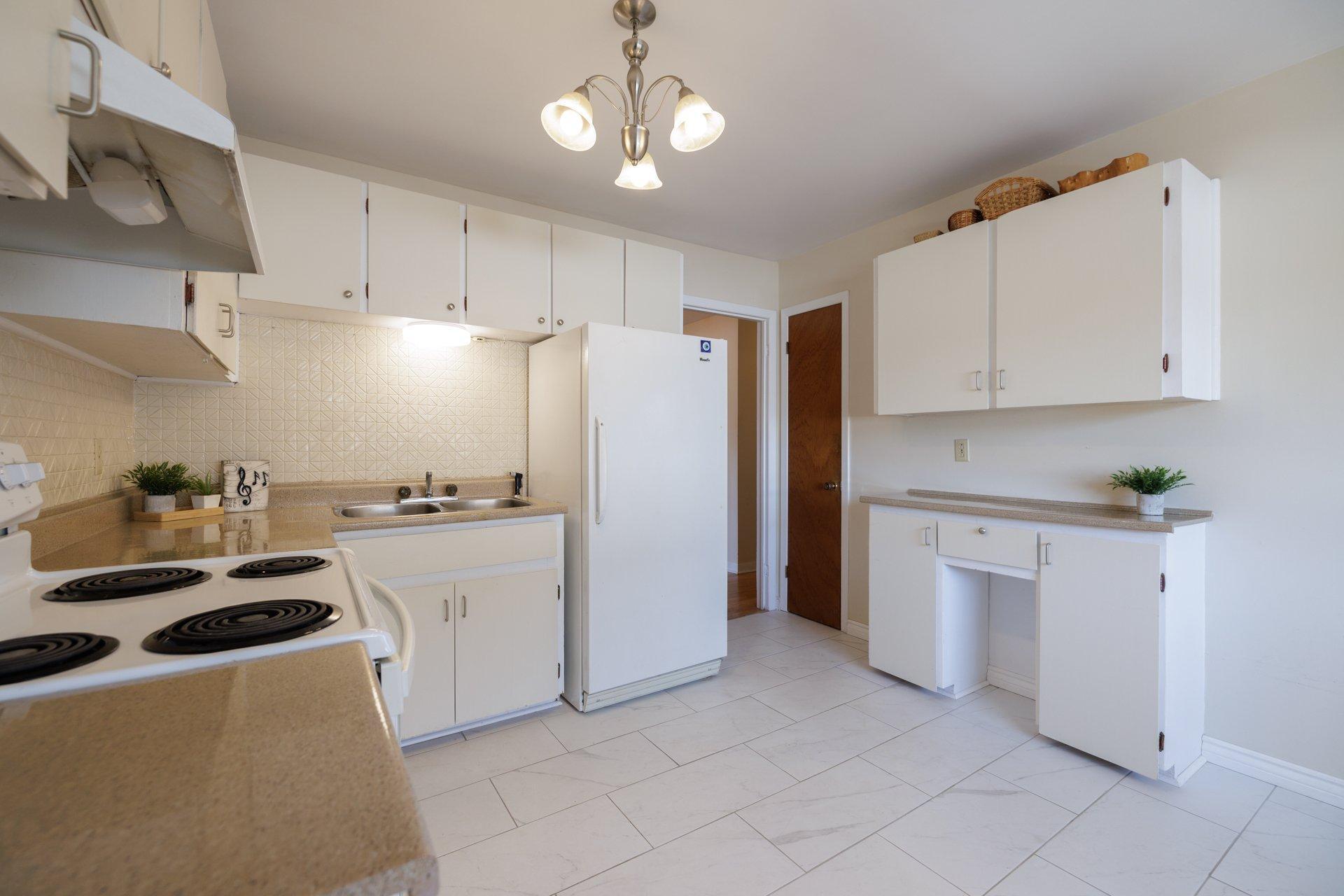 









87


Av. Queen

,
Pointe-Claire,




QC
H9R4G3

