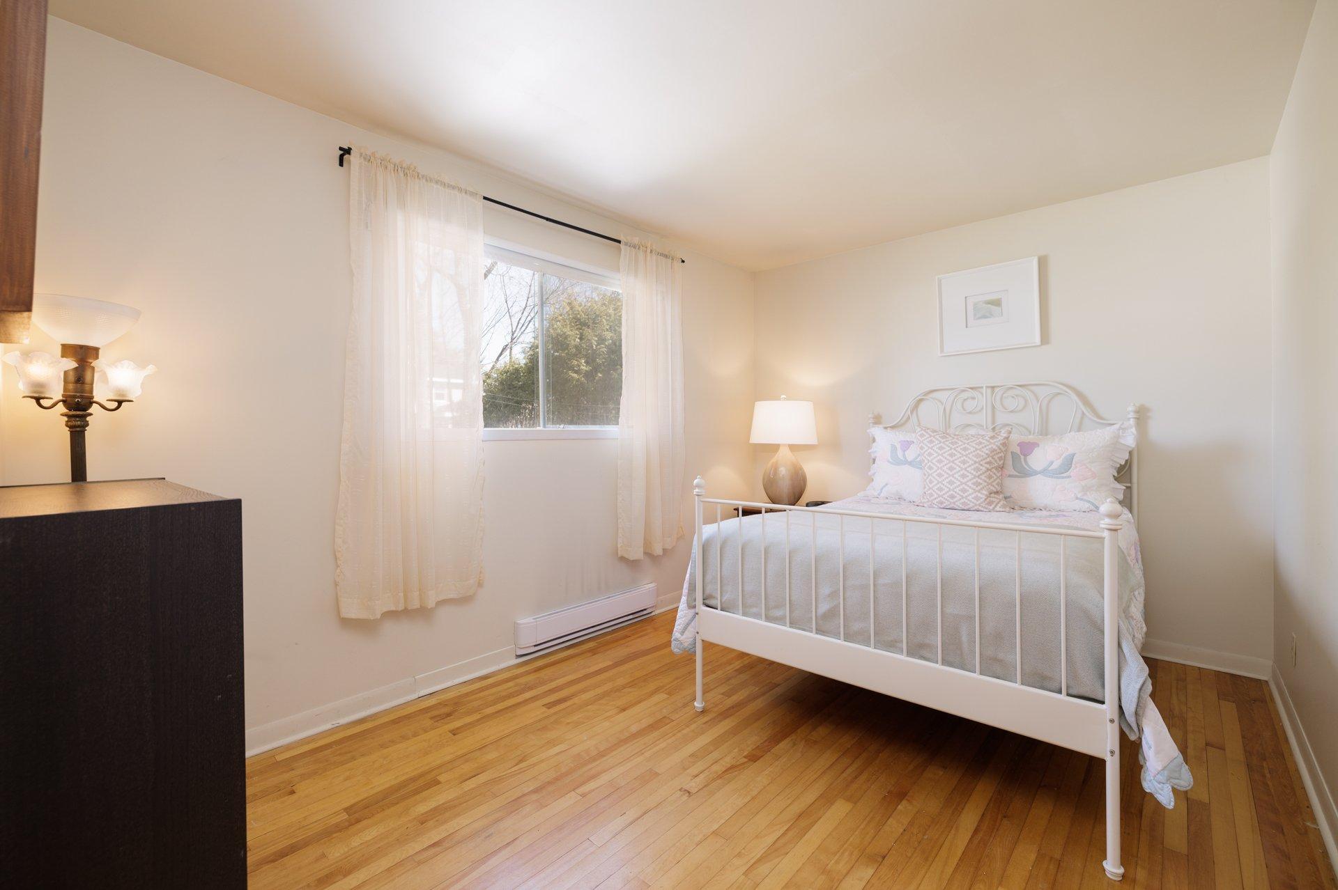 









87


Av. Queen

,
Pointe-Claire,




QC
H9R4G3


