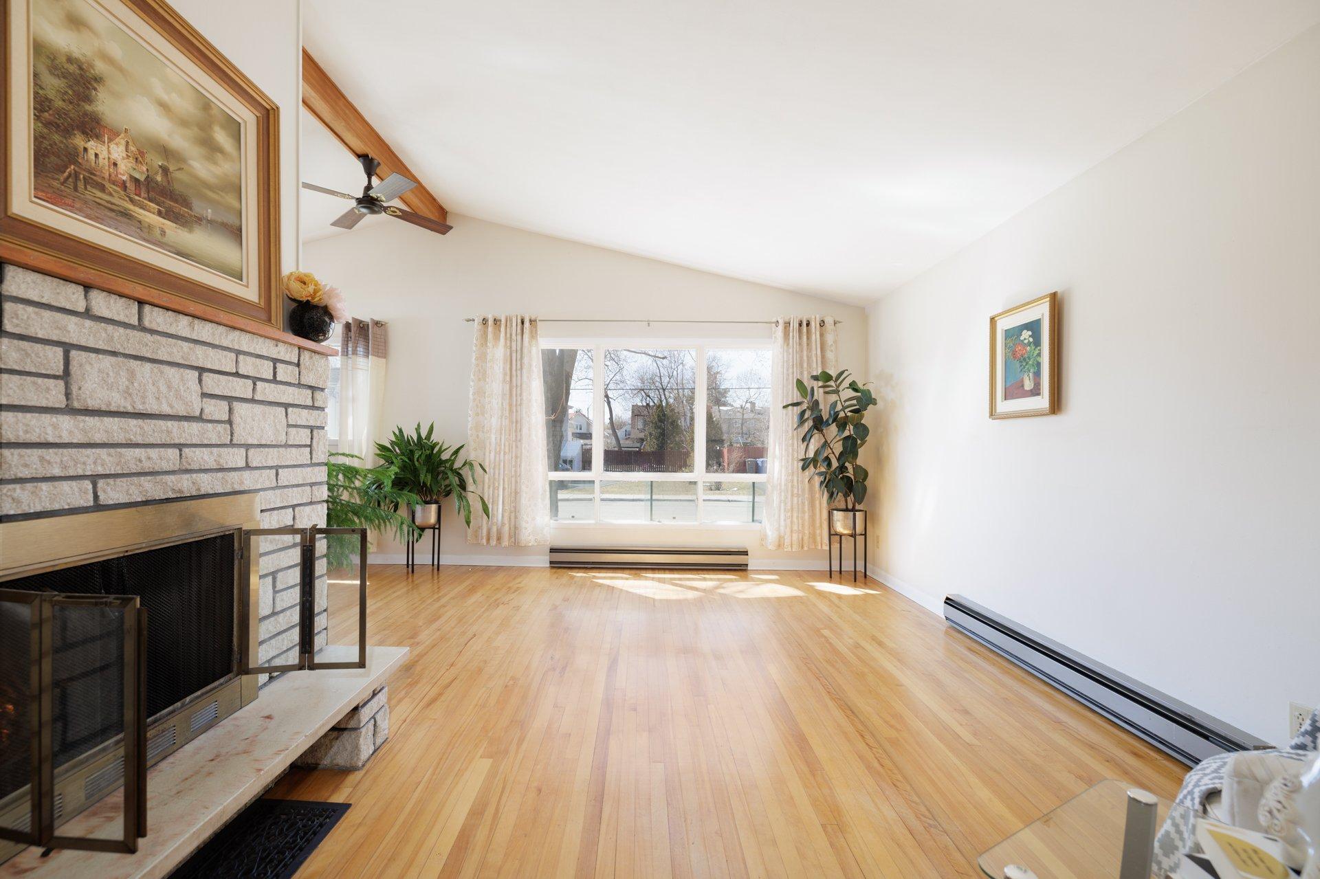 









87


Av. Queen

,
Pointe-Claire,




QC
H9R4G3

