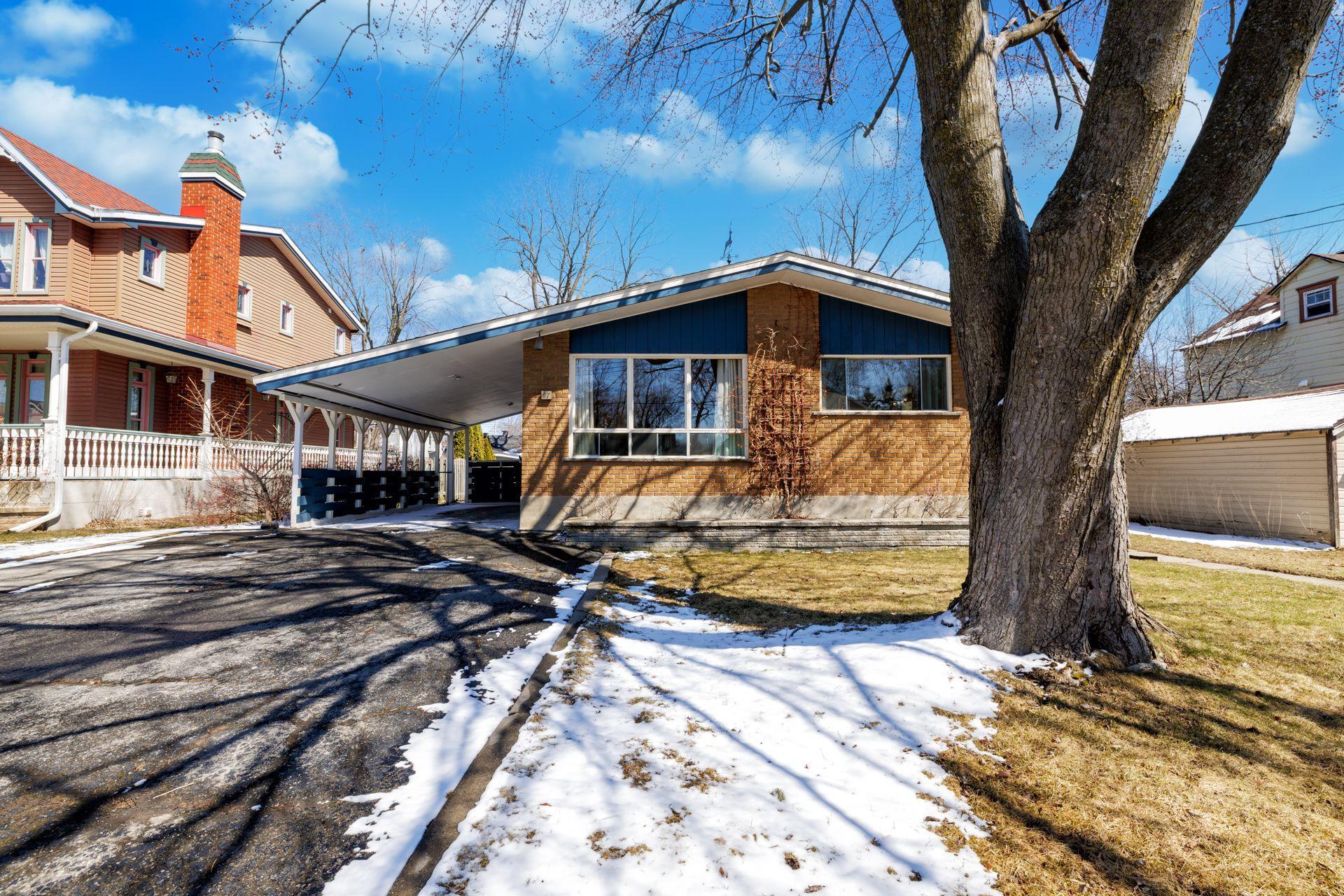 









87


Av. Queen

,
Pointe-Claire,




QC
H9R4G3

