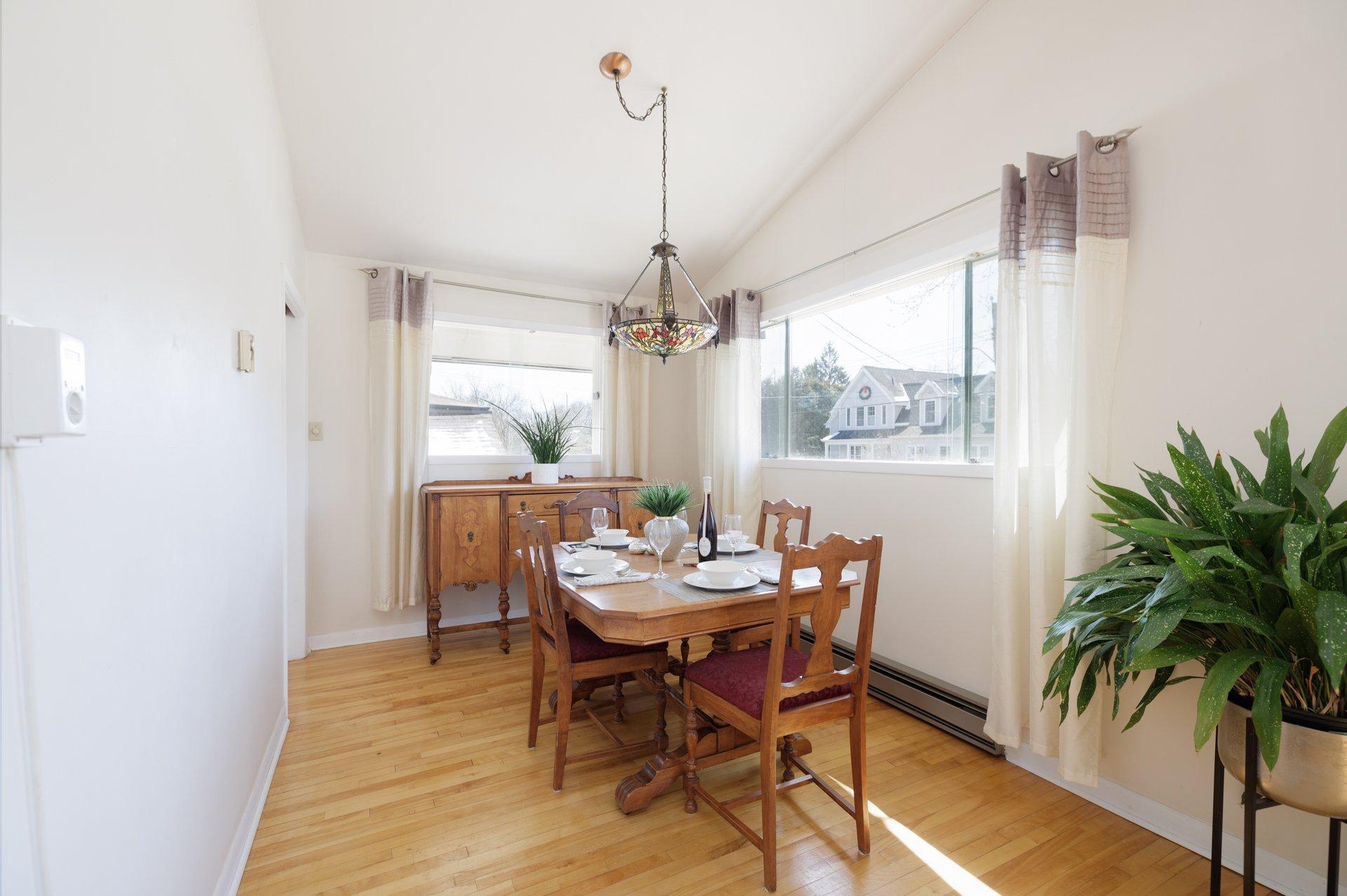 









87


Av. Queen

,
Pointe-Claire,




QC
H9R4G3

