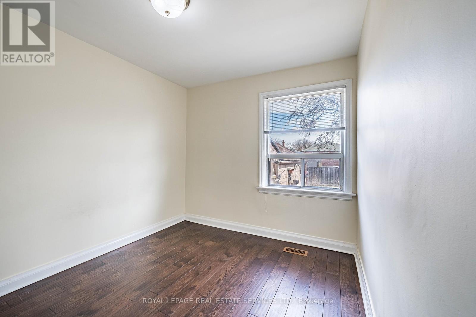 












UPPER - 233 BETA STREET

,
Toronto,




Ontario
M8W4H7

