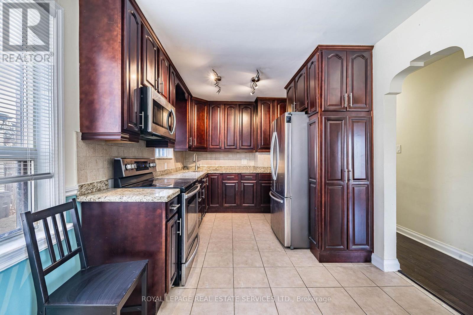 












UPPER - 233 BETA STREET

,
Toronto,




Ontario
M8W4H7

