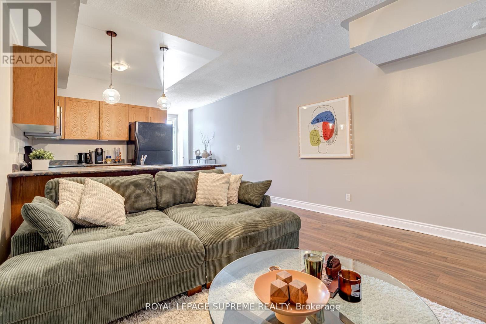 












184 WILTSHIRE AVENUE

,
Toronto,




Ontario
M6N5G2

