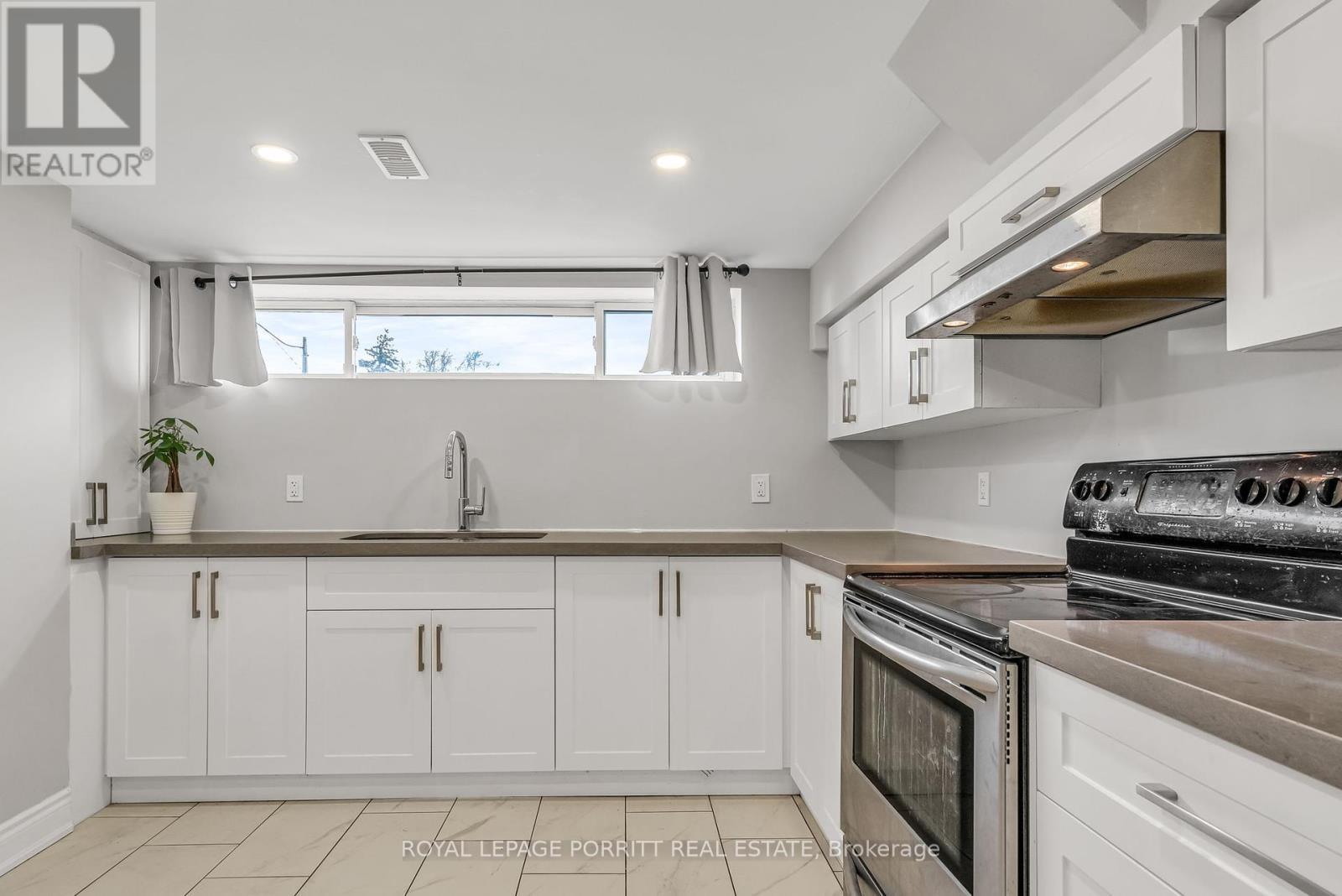 












14 ALBION CRESCENT

,
Brampton,




Ontario
L6T1L4

