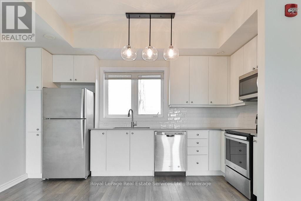 












14 - 3580 LAKE SHORE BOULEVARD W

,
Toronto (Long Branch),




Ontario
M8W1N6

