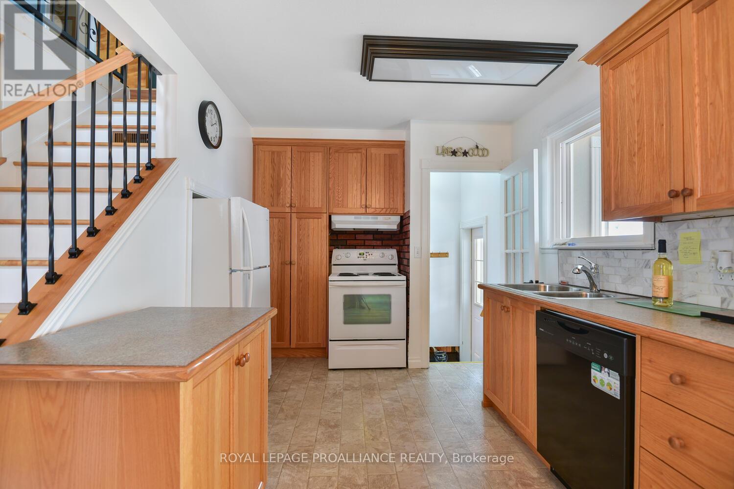 












719 COUNTY ROAD 2 ROAD

,
Edwardsburgh/Cardinal,




Ontario
K0E1E0

