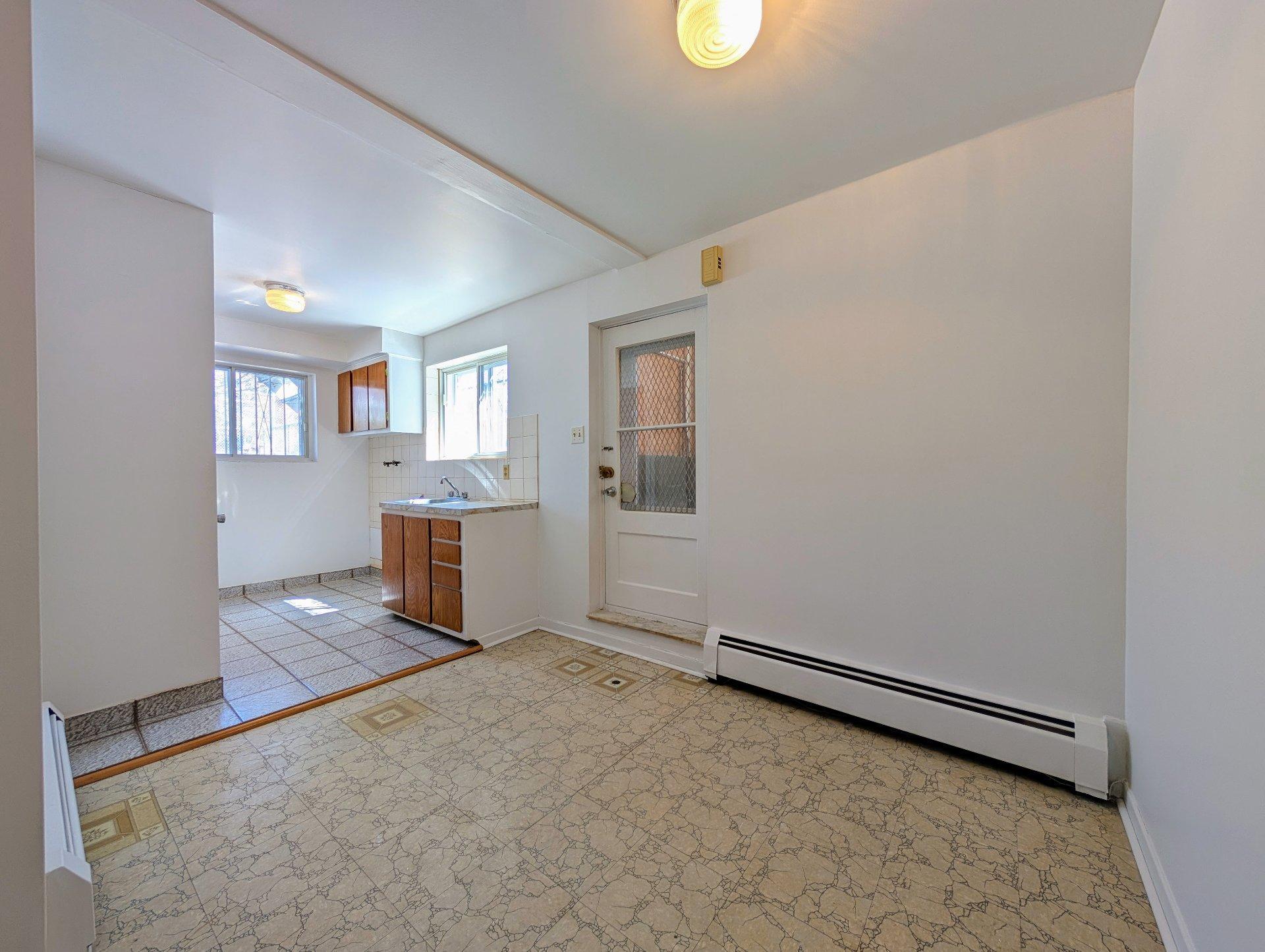 









12351

 - 12355


Av. Monty

,
Montréal (Montréal-Nord),




QC
H1G3N9

