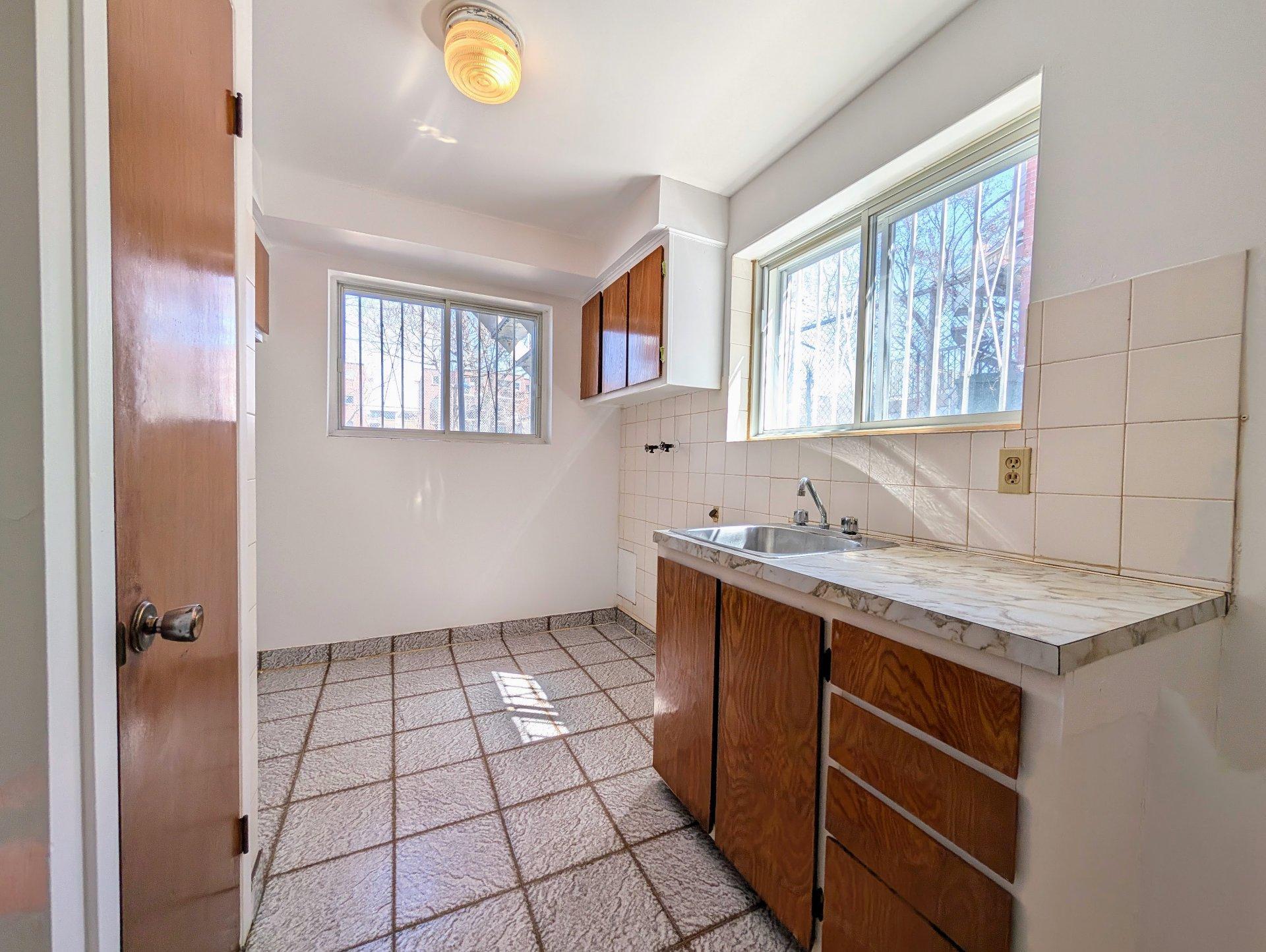 









12351

 - 12355


Av. Monty

,
Montréal (Montréal-Nord),




QC
H1G3N9

