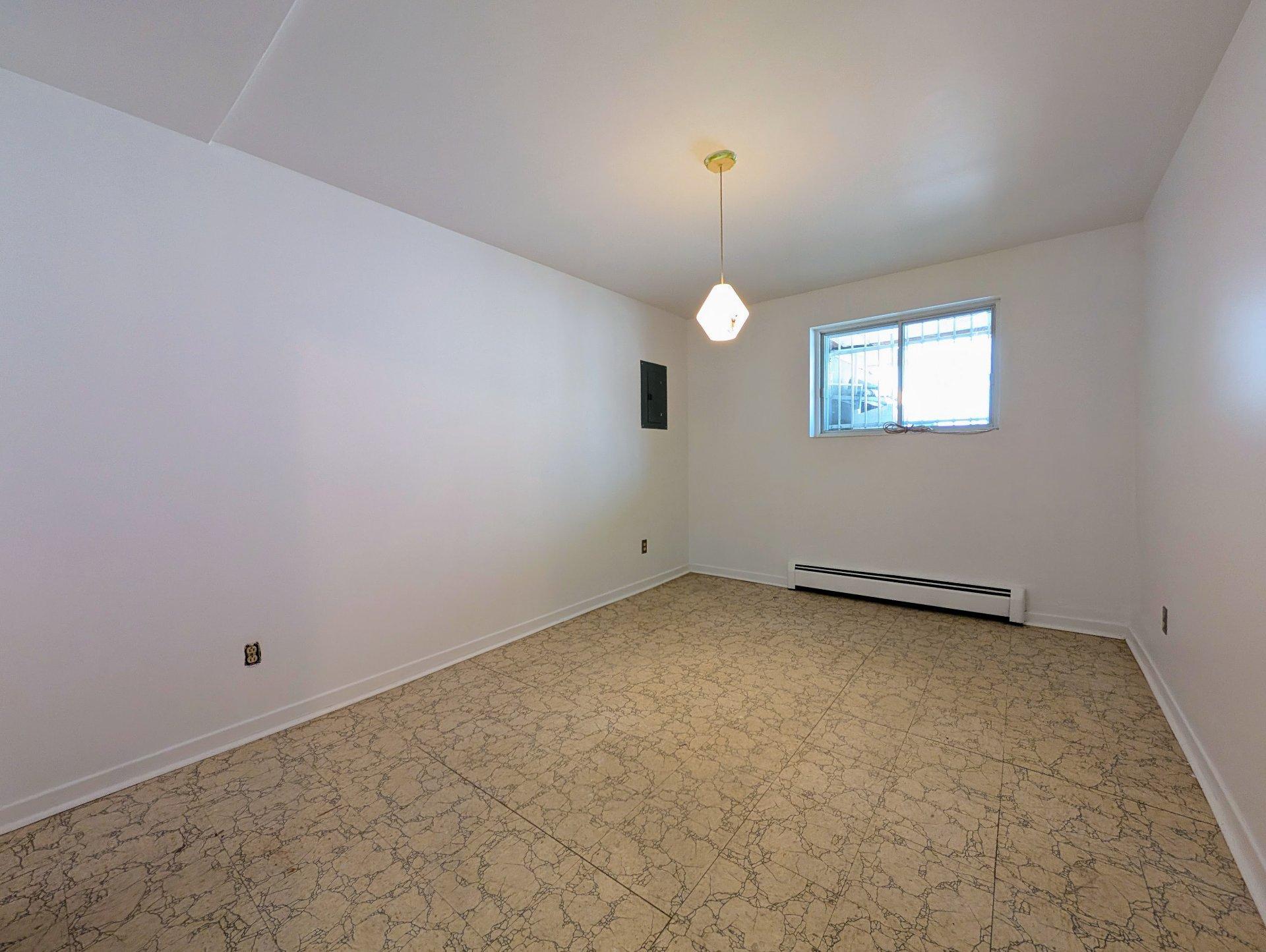 









12351

 - 12355


Av. Monty

,
Montréal (Montréal-Nord),




QC
H1G3N9


