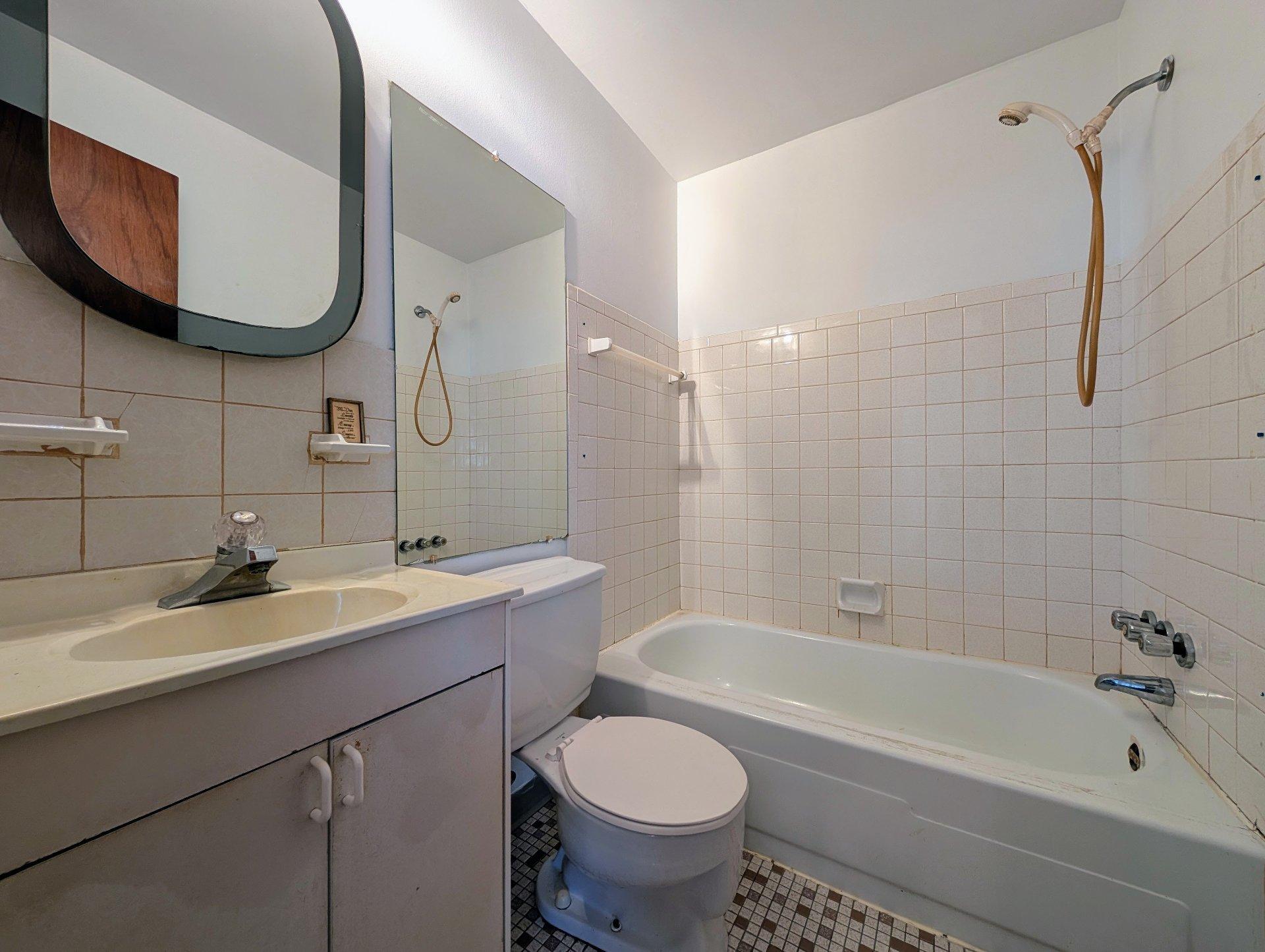









12351

 - 12355


Av. Monty

,
Montréal (Montréal-Nord),




QC
H1G3N9

