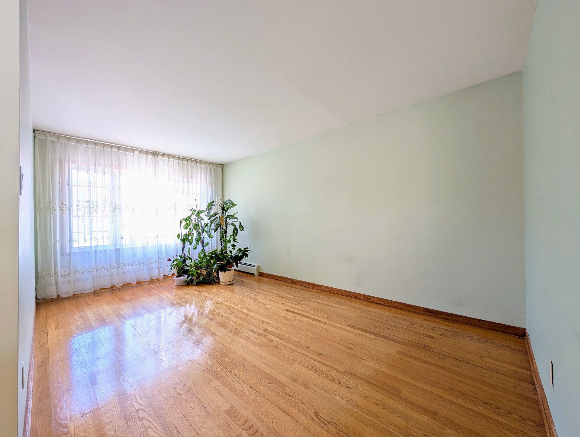 









12351

 - 12355


Av. Monty

,
Montréal (Montréal-Nord),




QC
H1G3N9

