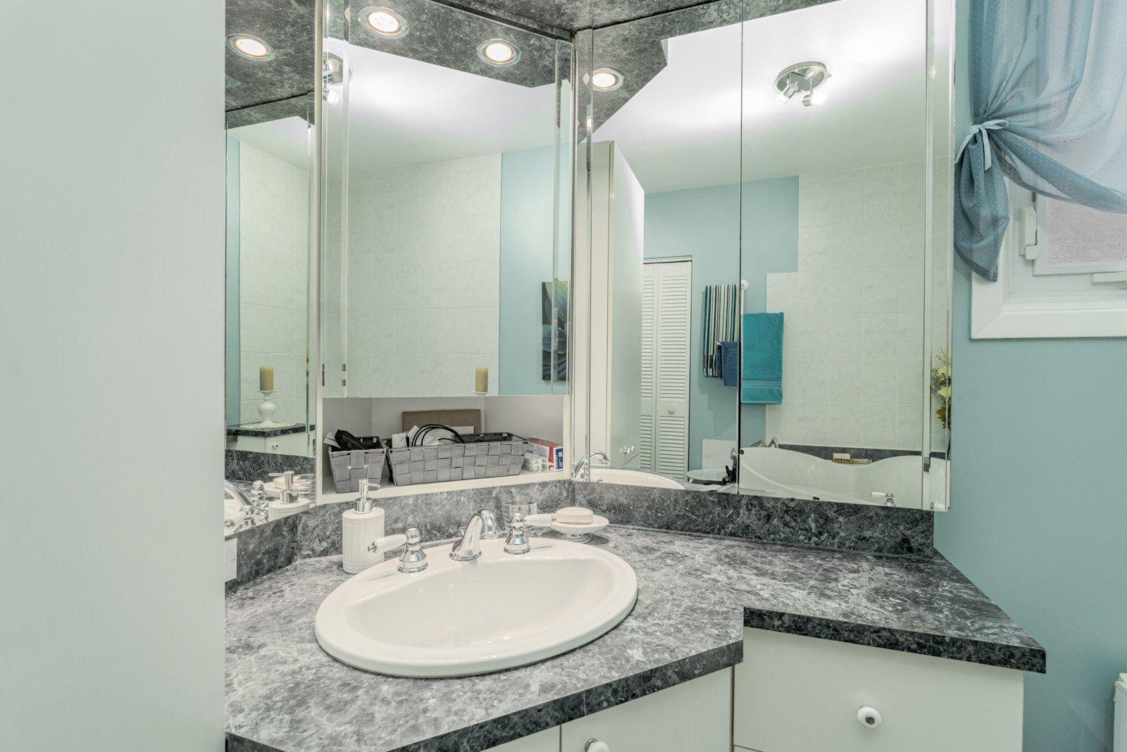 









128


9e Avenue S.

,
Sherbrooke (Fleurimont),




QC
J1G2R1

