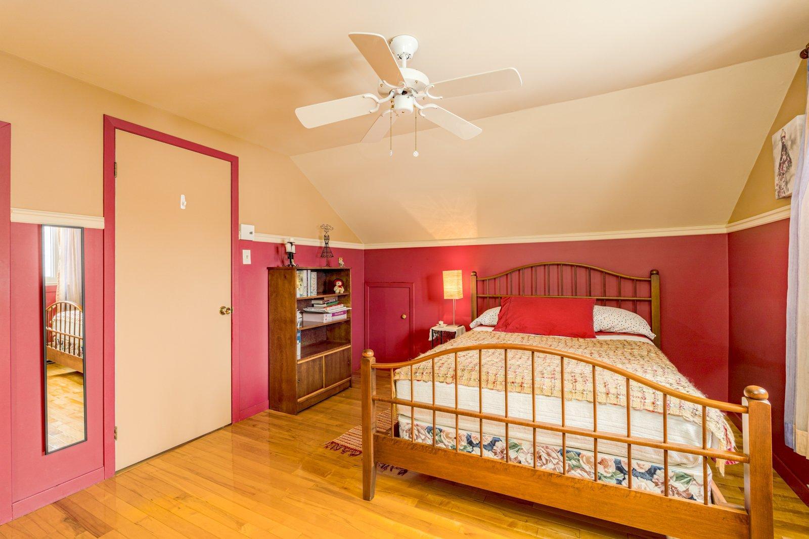 









128


9e Avenue S.

,
Sherbrooke (Fleurimont),




QC
J1G2R1

