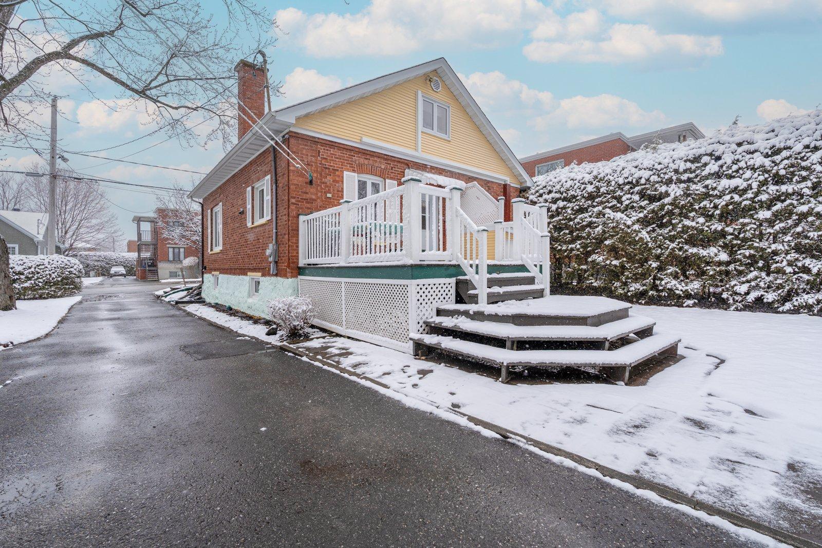 









128


9e Avenue S.

,
Sherbrooke (Fleurimont),




QC
J1G2R1

