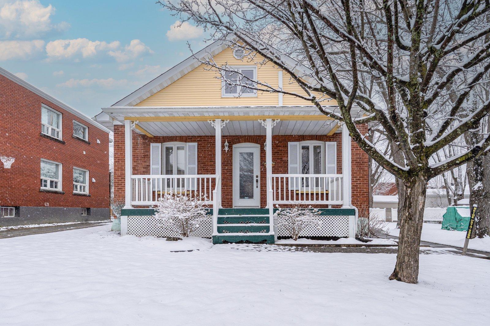 









128


9e Avenue S.

,
Sherbrooke (Fleurimont),




QC
J1G2R1

