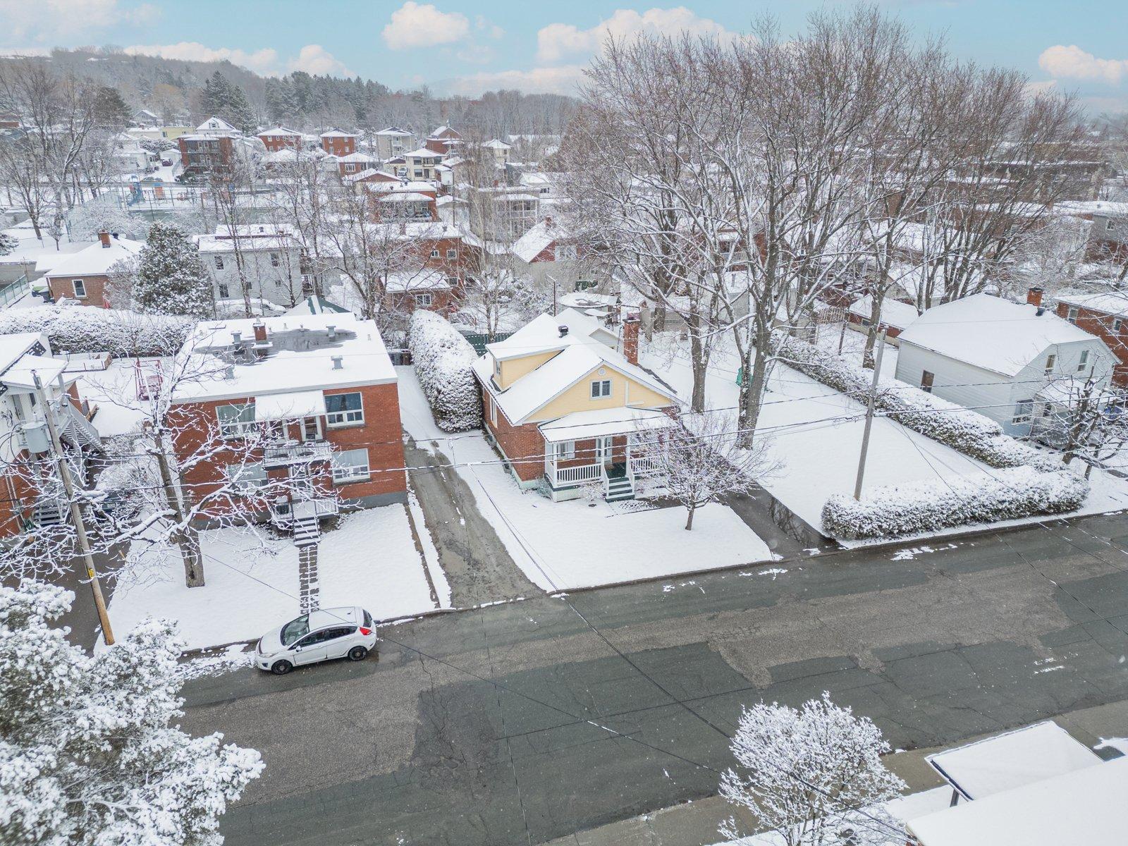 









128


9e Avenue S.

,
Sherbrooke (Fleurimont),




QC
J1G2R1

