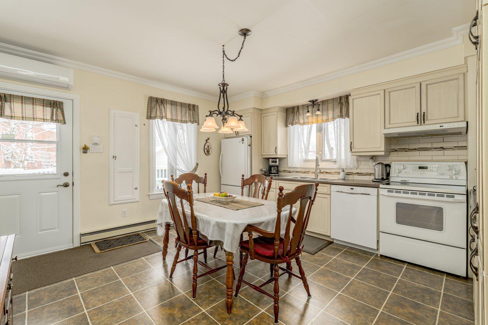 









128


9e Avenue S.

,
Sherbrooke (Fleurimont),




QC
J1G2R1


