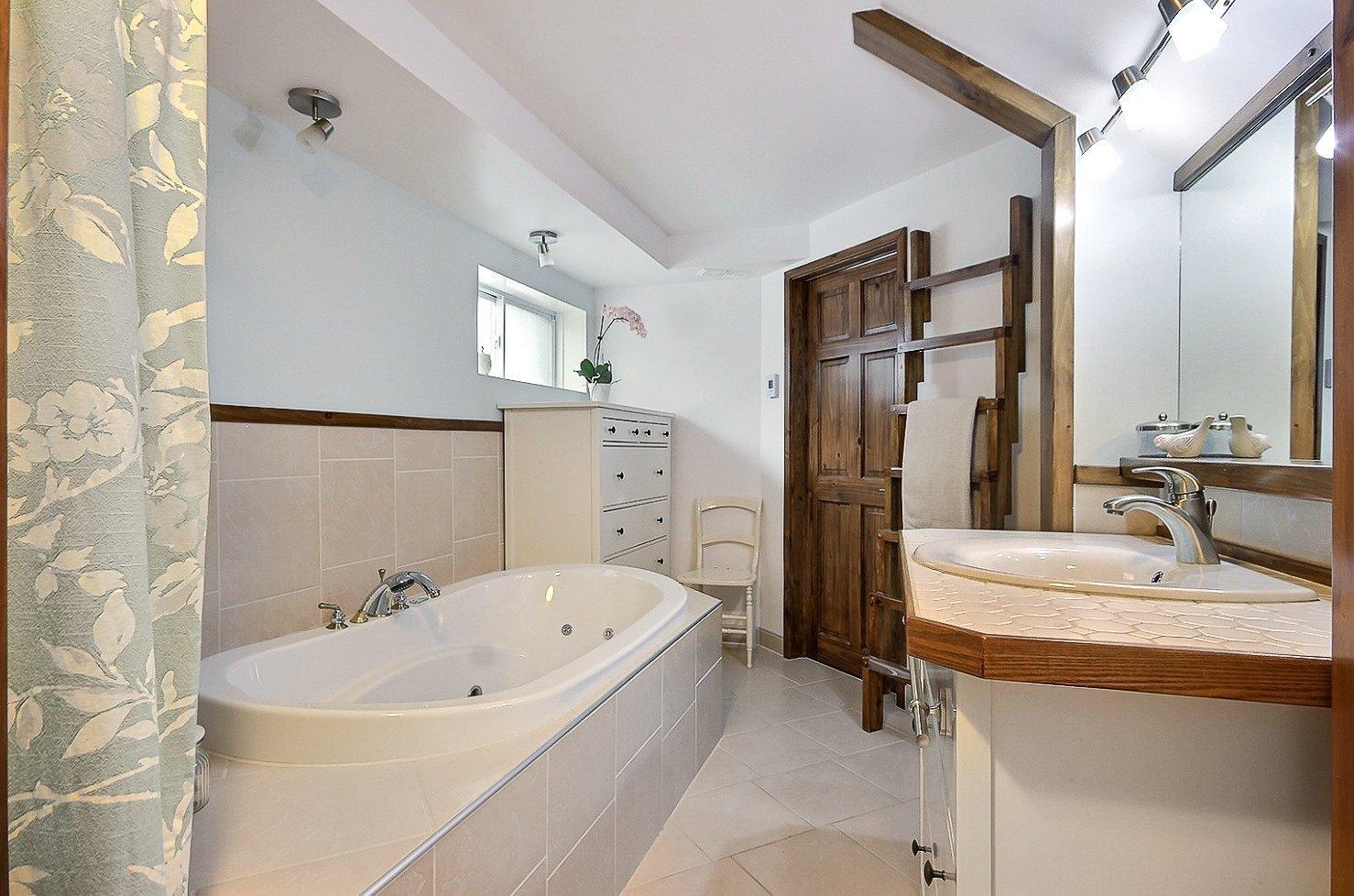 









264


Rue Principale

,
Saint-Basile-le-Grand,




QC
J3N1H3

