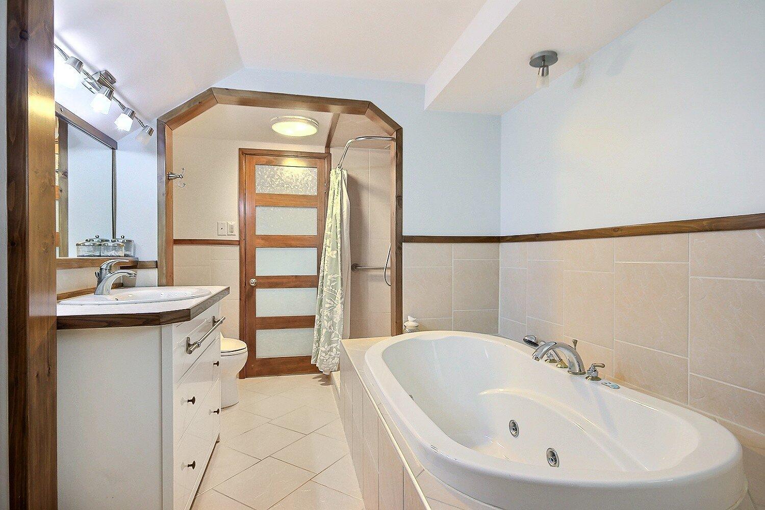 









264


Rue Principale

,
Saint-Basile-le-Grand,




QC
J3N1H3

