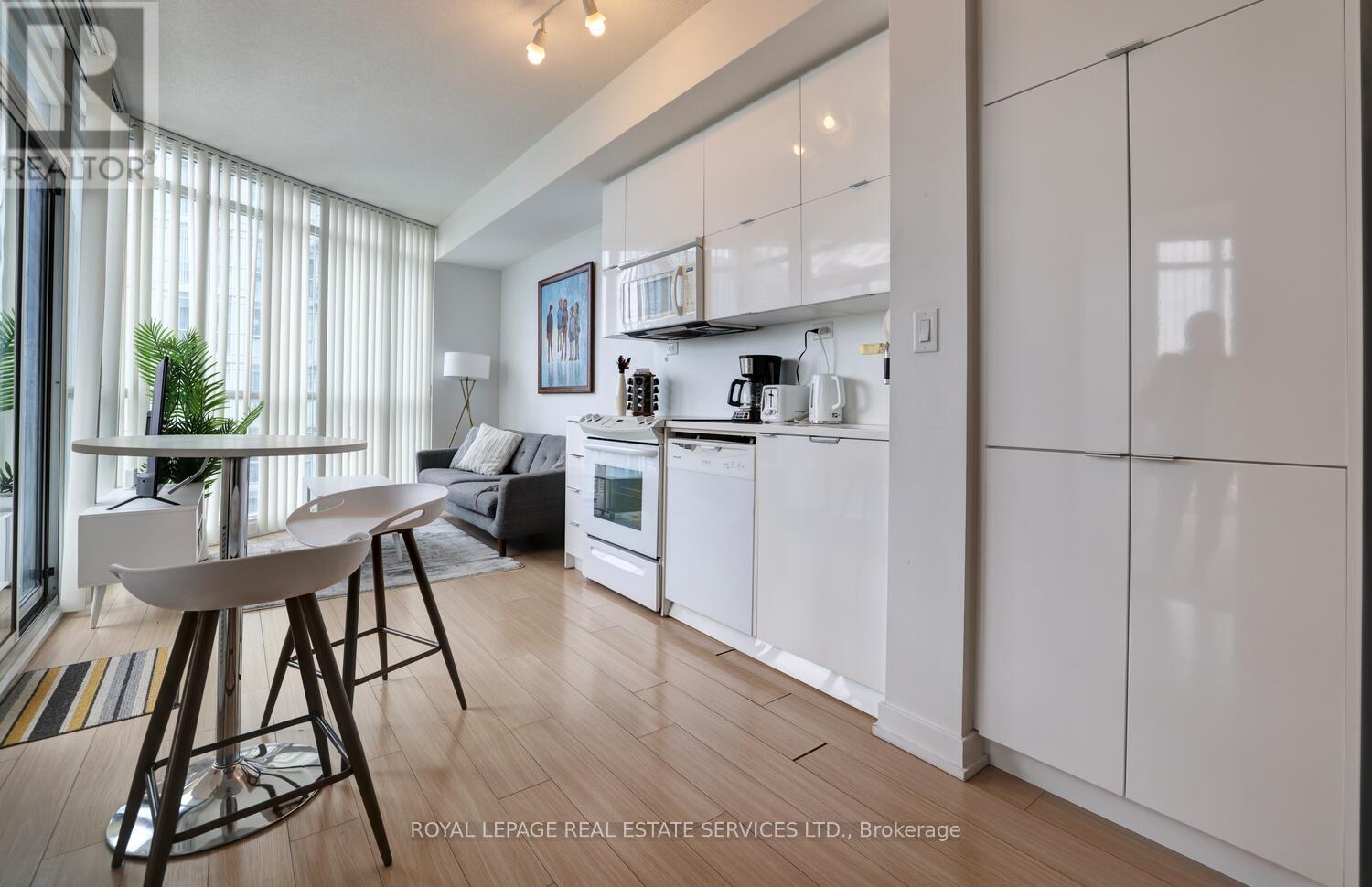 












3902 - 21 ICEBOAT TERRACE

,
Toronto,




Ontario
M5V4A9

