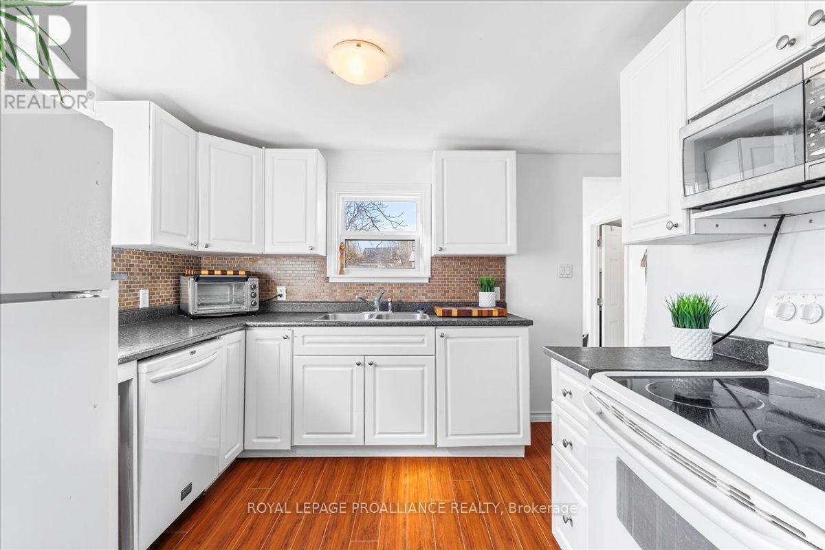 












102 WALLBRIDGE CRESCENT

,
Belleville (Belleville Ward),




Ontario
K8P1Z4

