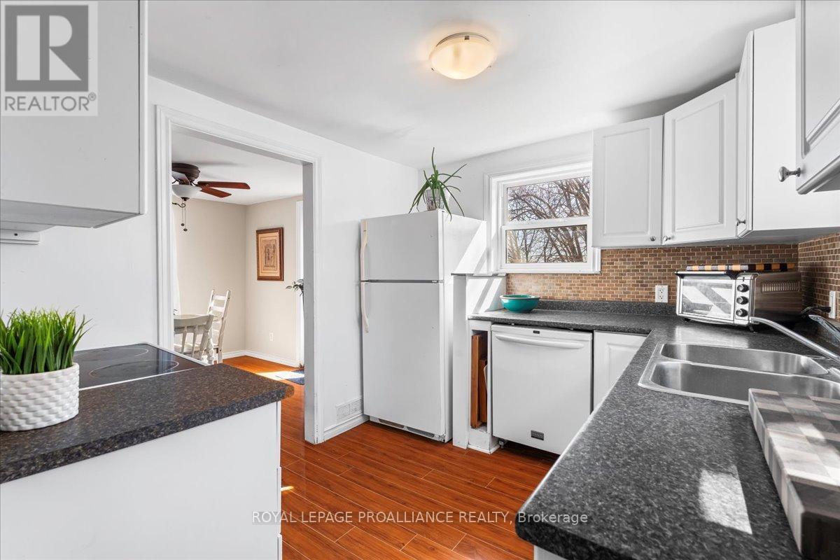 












102 WALLBRIDGE CRESCENT

,
Belleville (Belleville Ward),




Ontario
K8P1Z4

