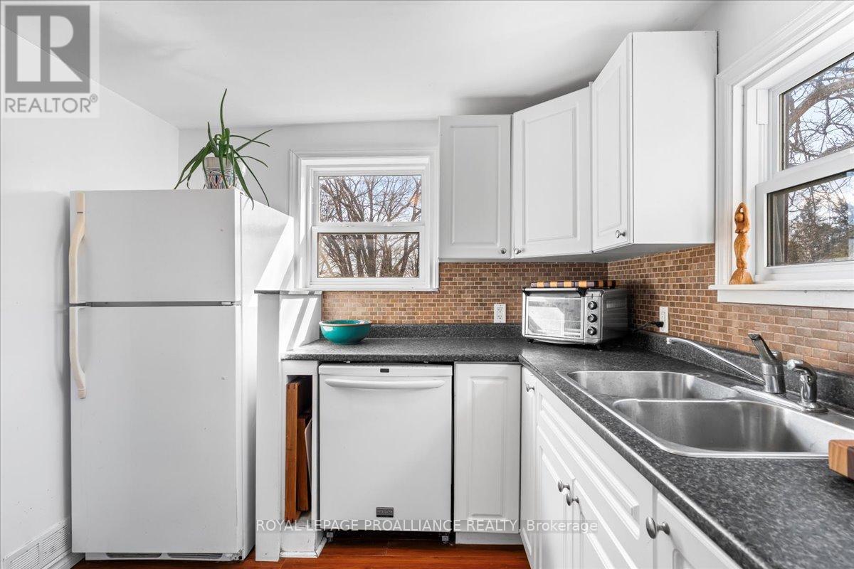 












102 WALLBRIDGE CRESCENT

,
Belleville (Belleville Ward),




Ontario
K8P1Z4

