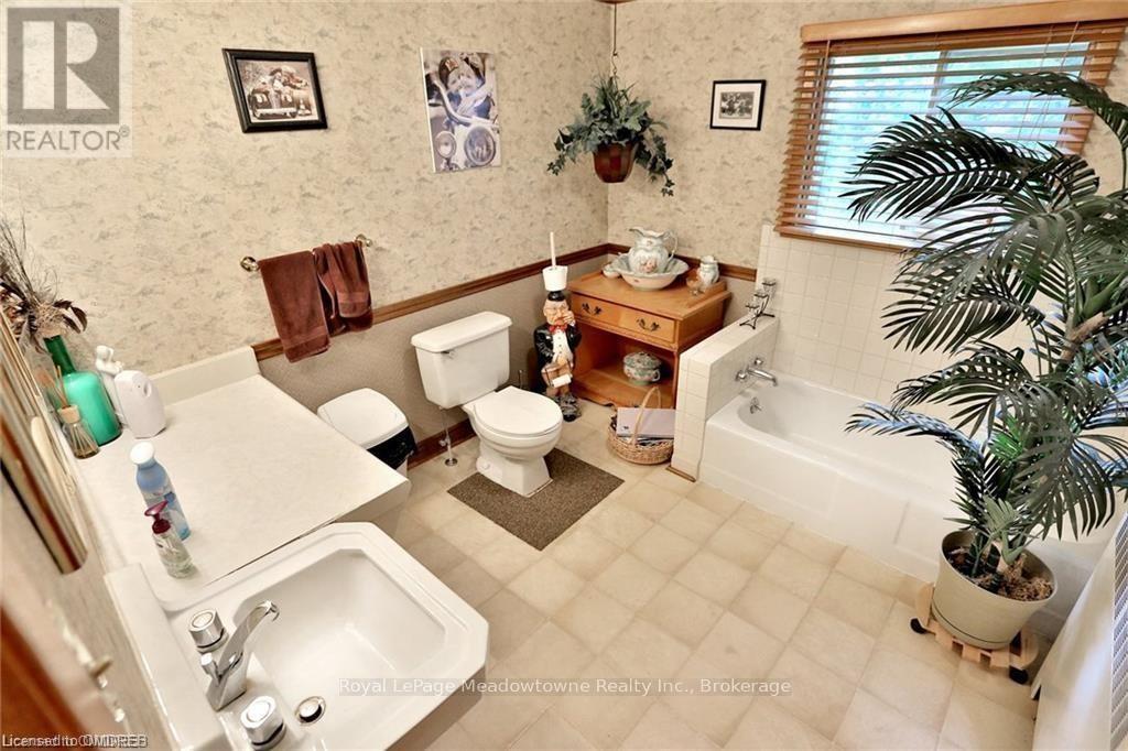 












225/269 CAMPBELL AVENUE E

,
Milton (Campbellville),







Ontario
L0P1B0

