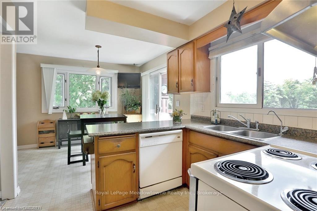 












225/269 CAMPBELL AVENUE E

,
Milton (Campbellville),







Ontario
L0P1B0


