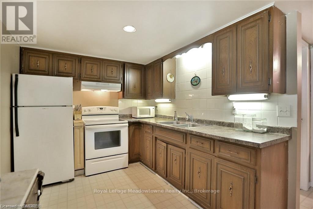 












225/269 CAMPBELL AVENUE E

,
Milton (Campbellville),







Ontario
L0P1B0

