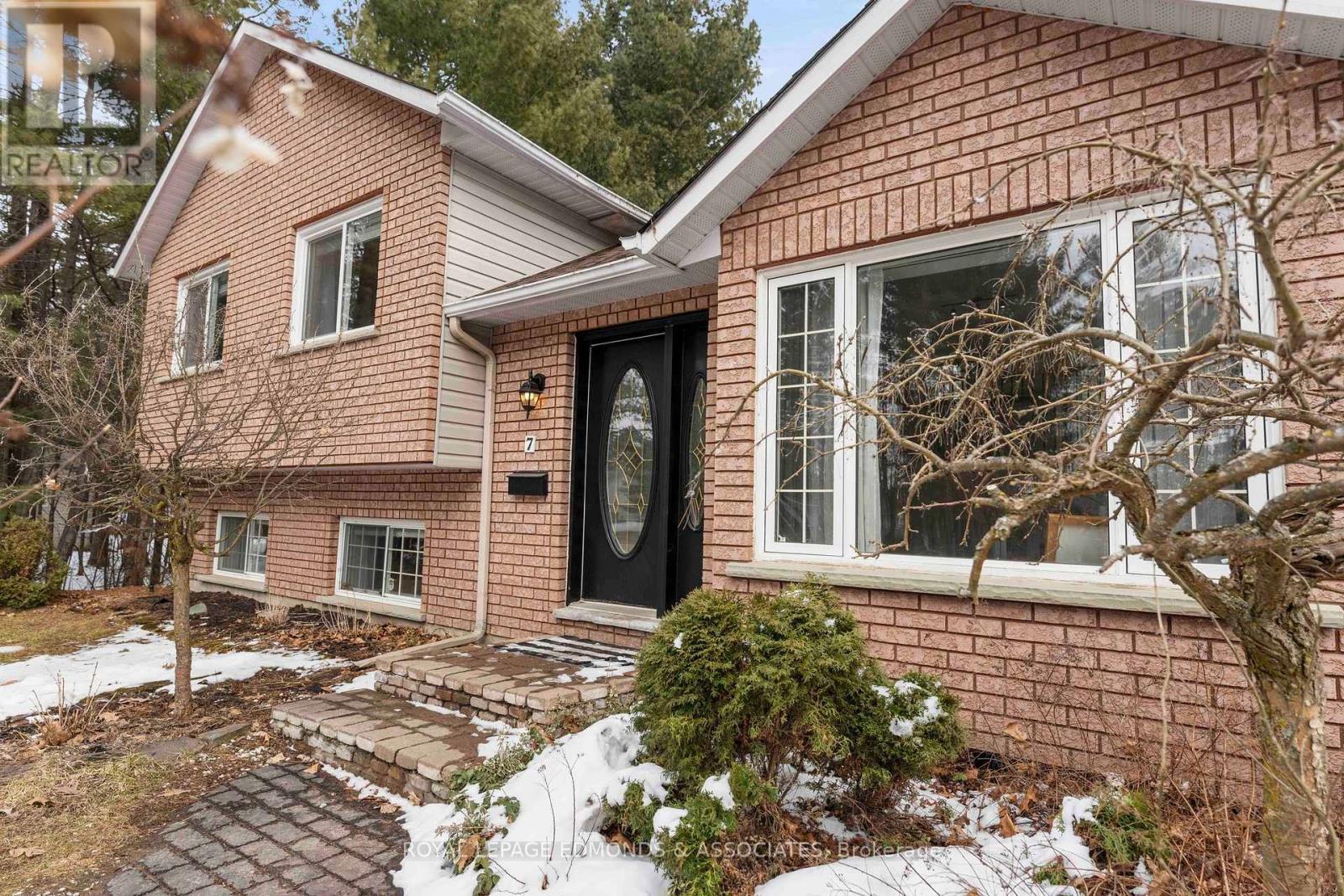 












7 BLUEJAY WAY

,
Petawawa,




Ontario
K8H3N9

