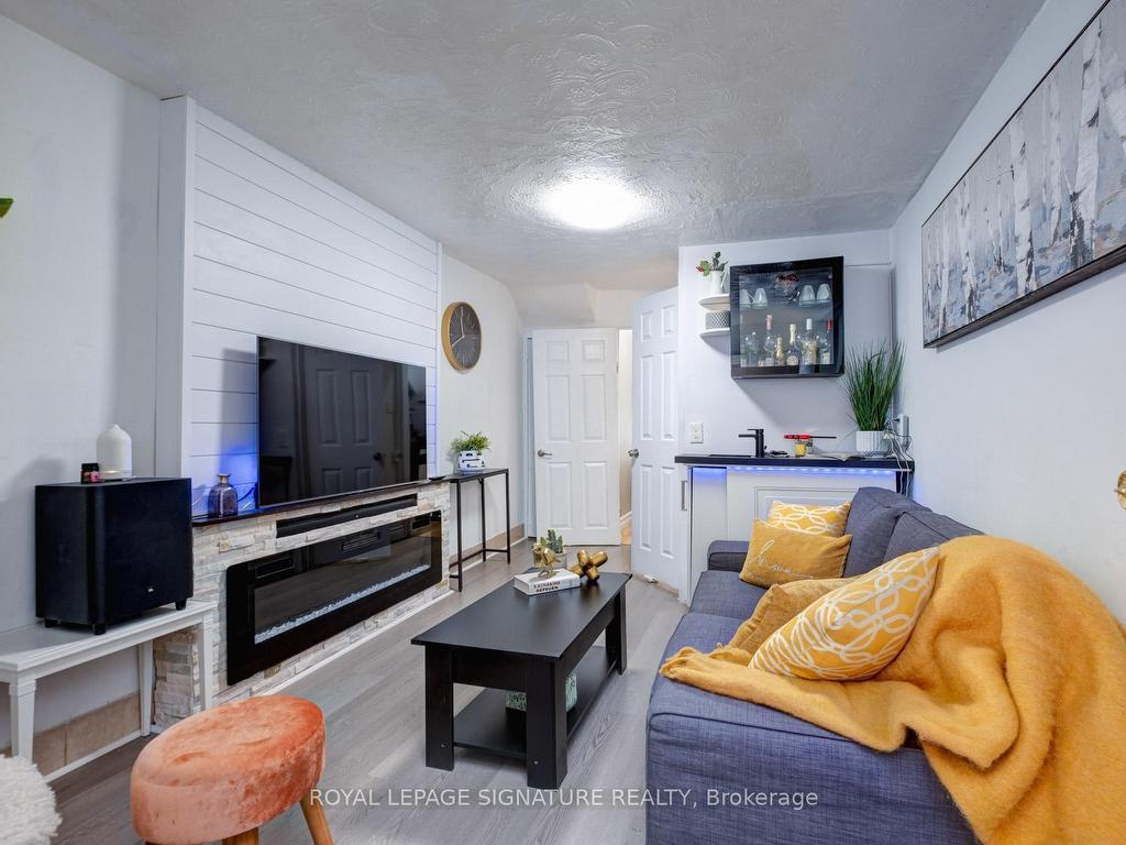 









259


Claremont

Street,
Toronto,




ON
M6J 2N1

